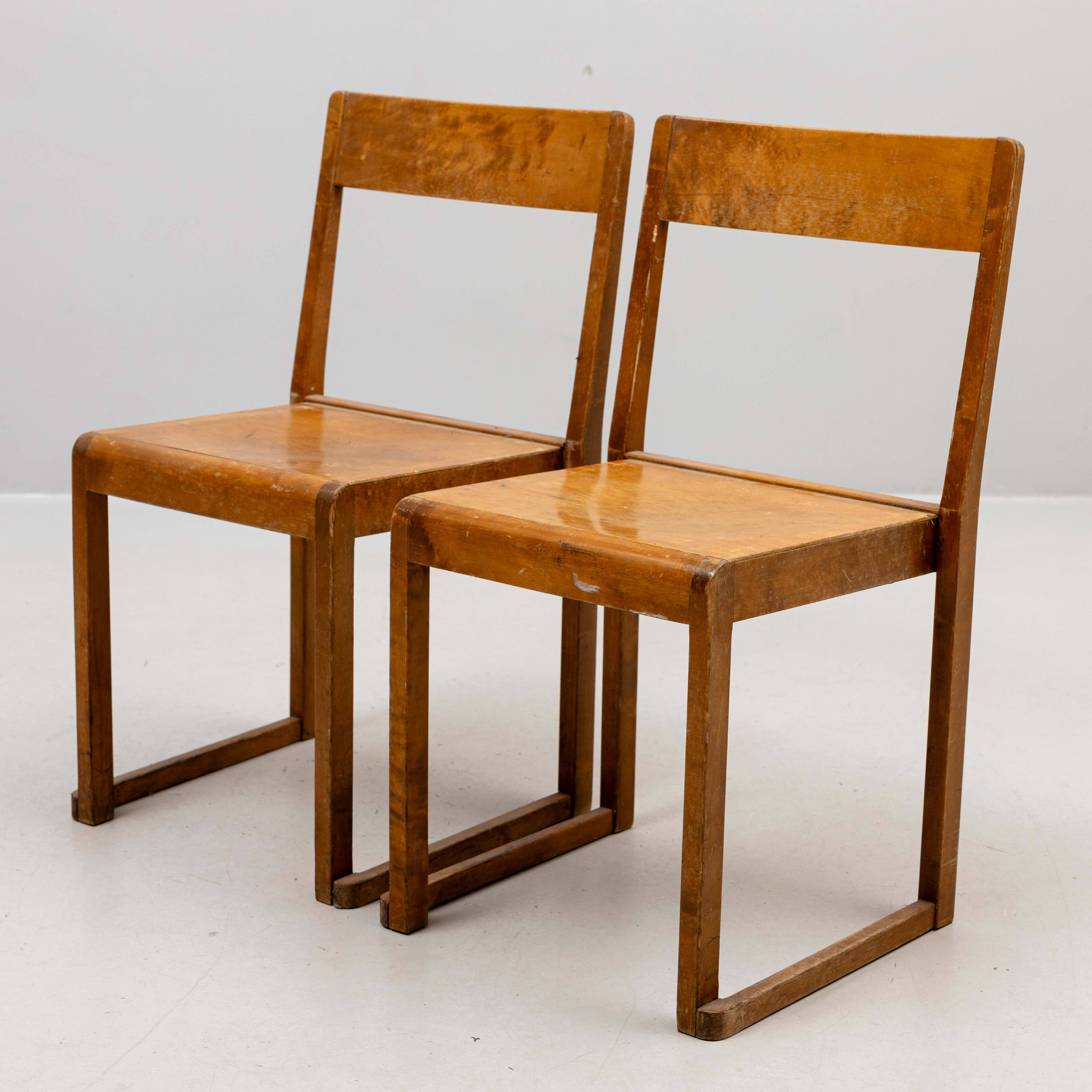 SVEN MARKELIUS. 2 st, stolar, "Orkesterstolen", betsad björk.