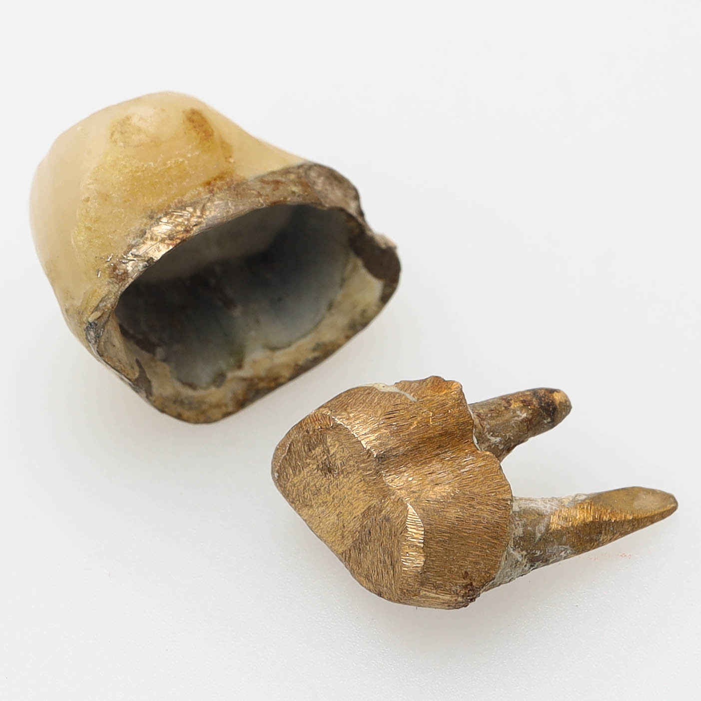 TANDGULD, orensat, totalvikt 4,6 gram.