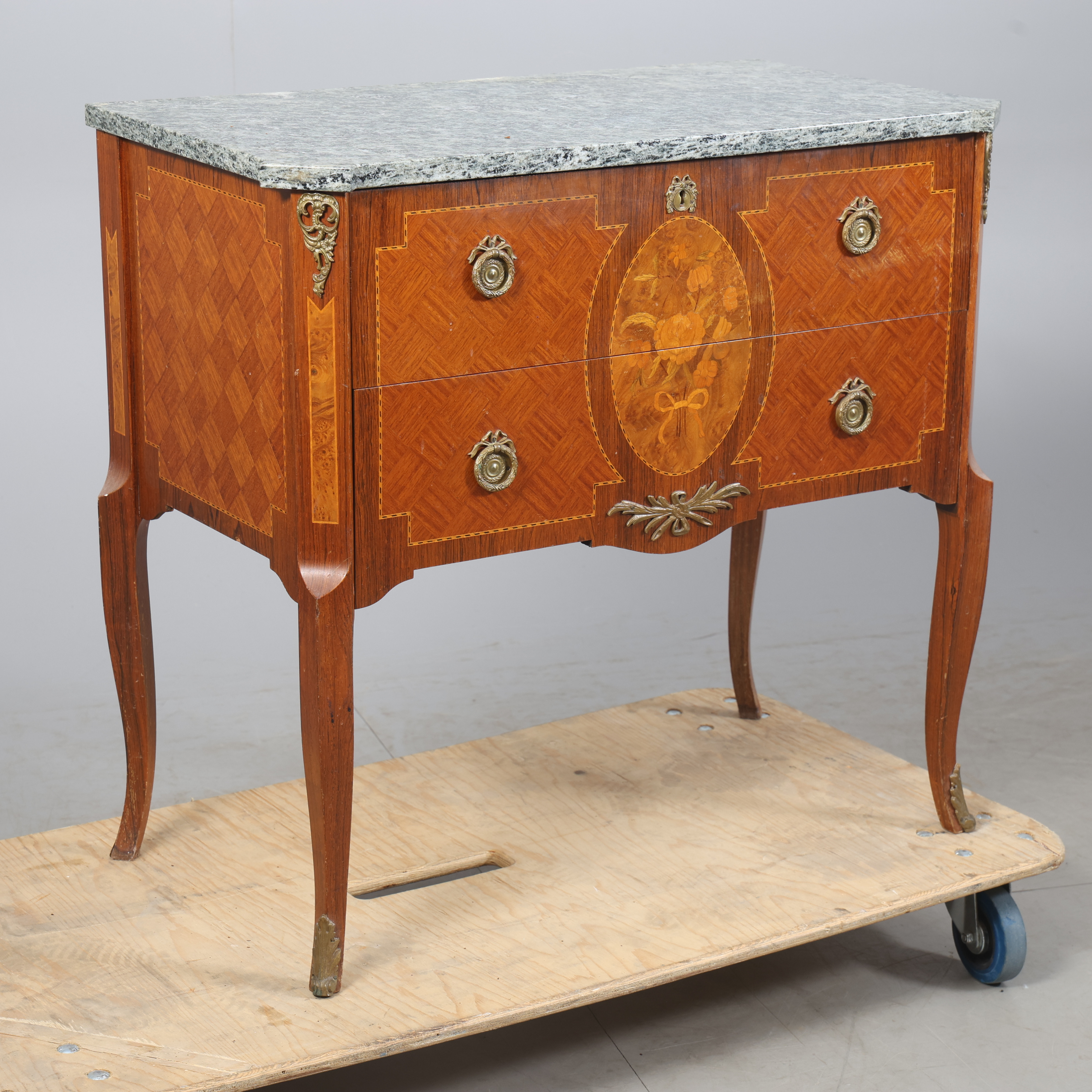 BYRÅ, Gustaviansk-stil, 1900-tal.