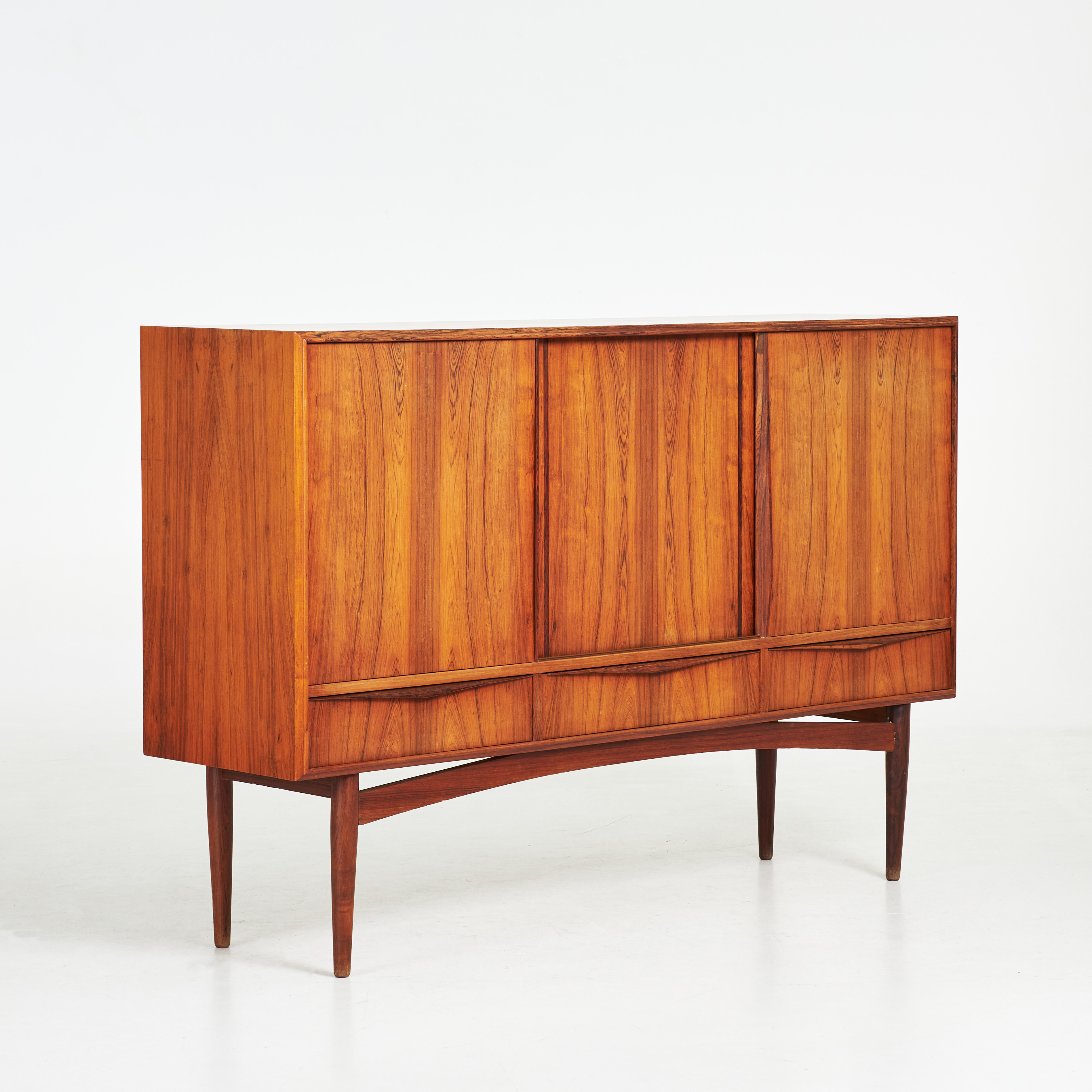 SIDEBOARD, 1950/60-tal, Danmark, riopalisander, skjutdörrar, invändigt med hyllplan, lådor samt spegel, nedtill med tre lådor.