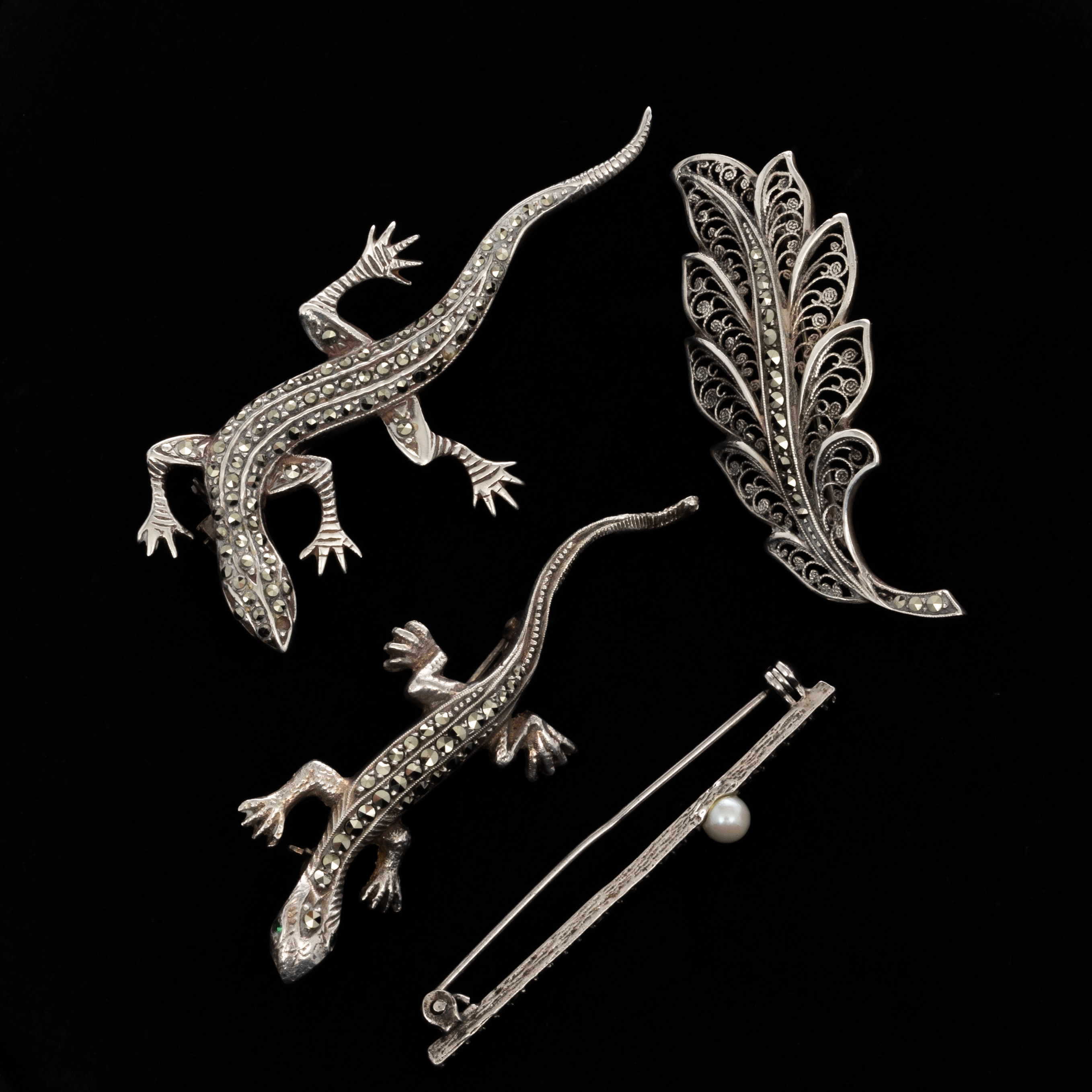 BROSCHER, 4 st, Silver, markasiter, Pärla.