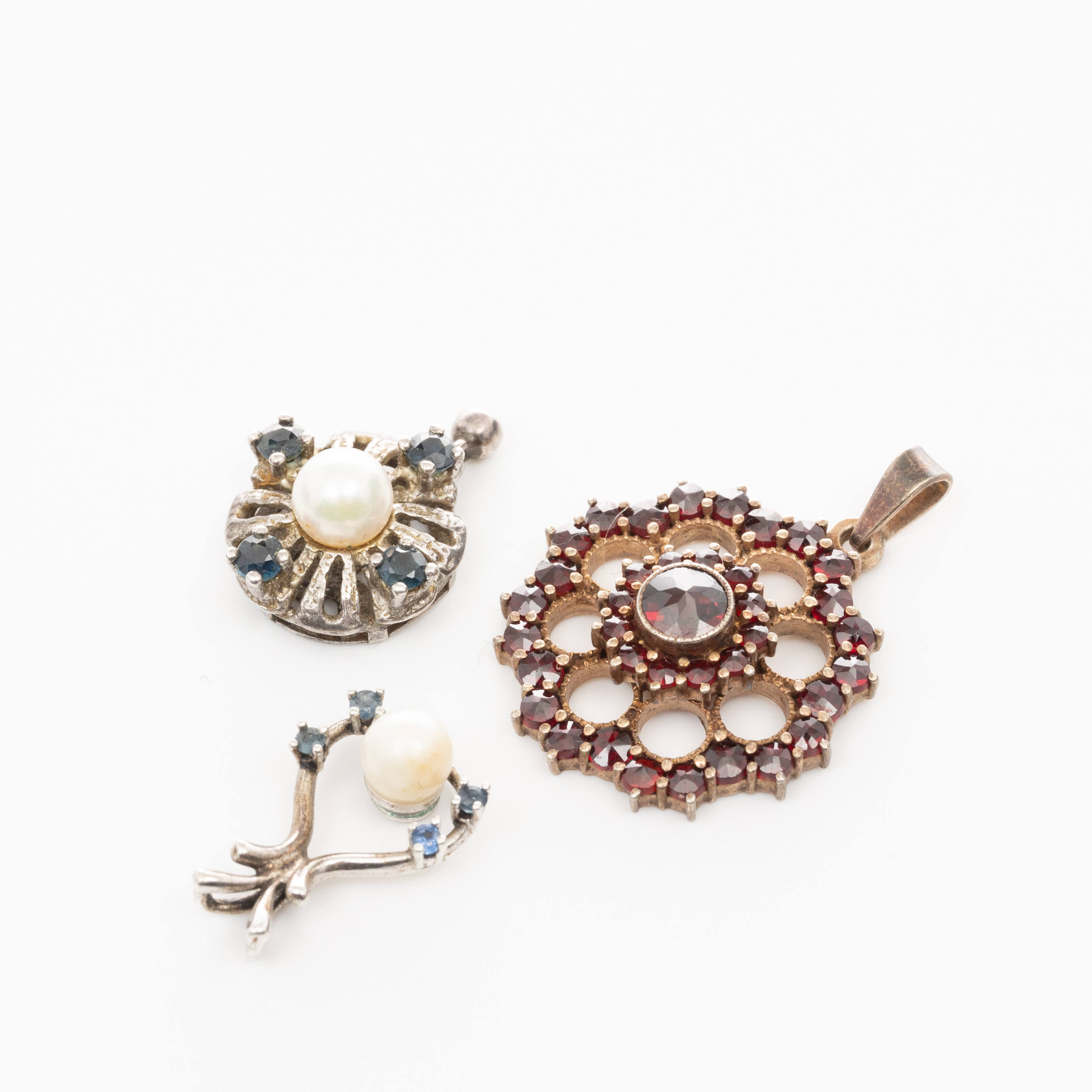 HÄNGEN & LÅS, Silver, Granater, Safirer, Pärlor.