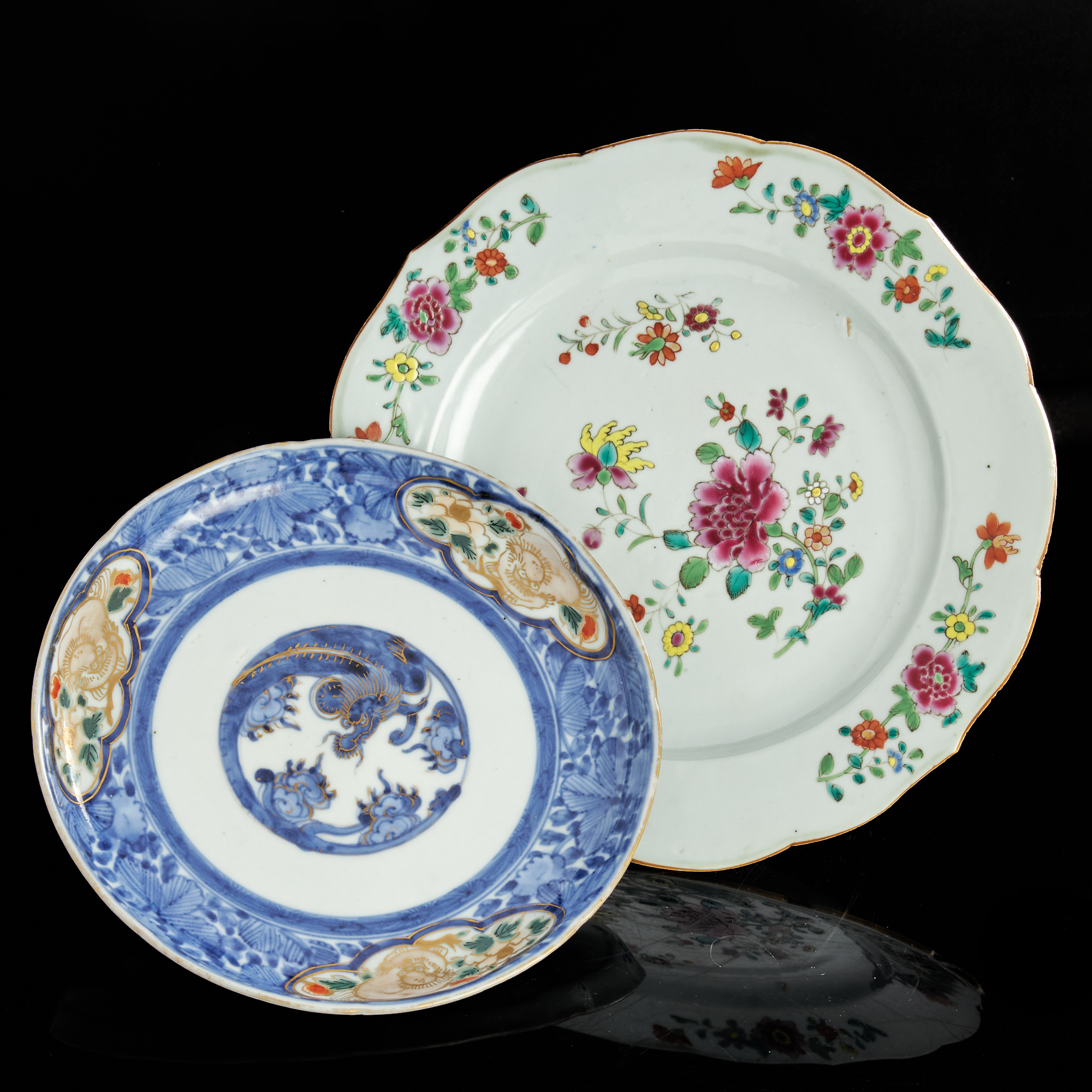 TALLRIK och FAT, porslin, Kina och Japan, dekor i famille rose, 1700-tal, samt Imari, sent 1800-tal.