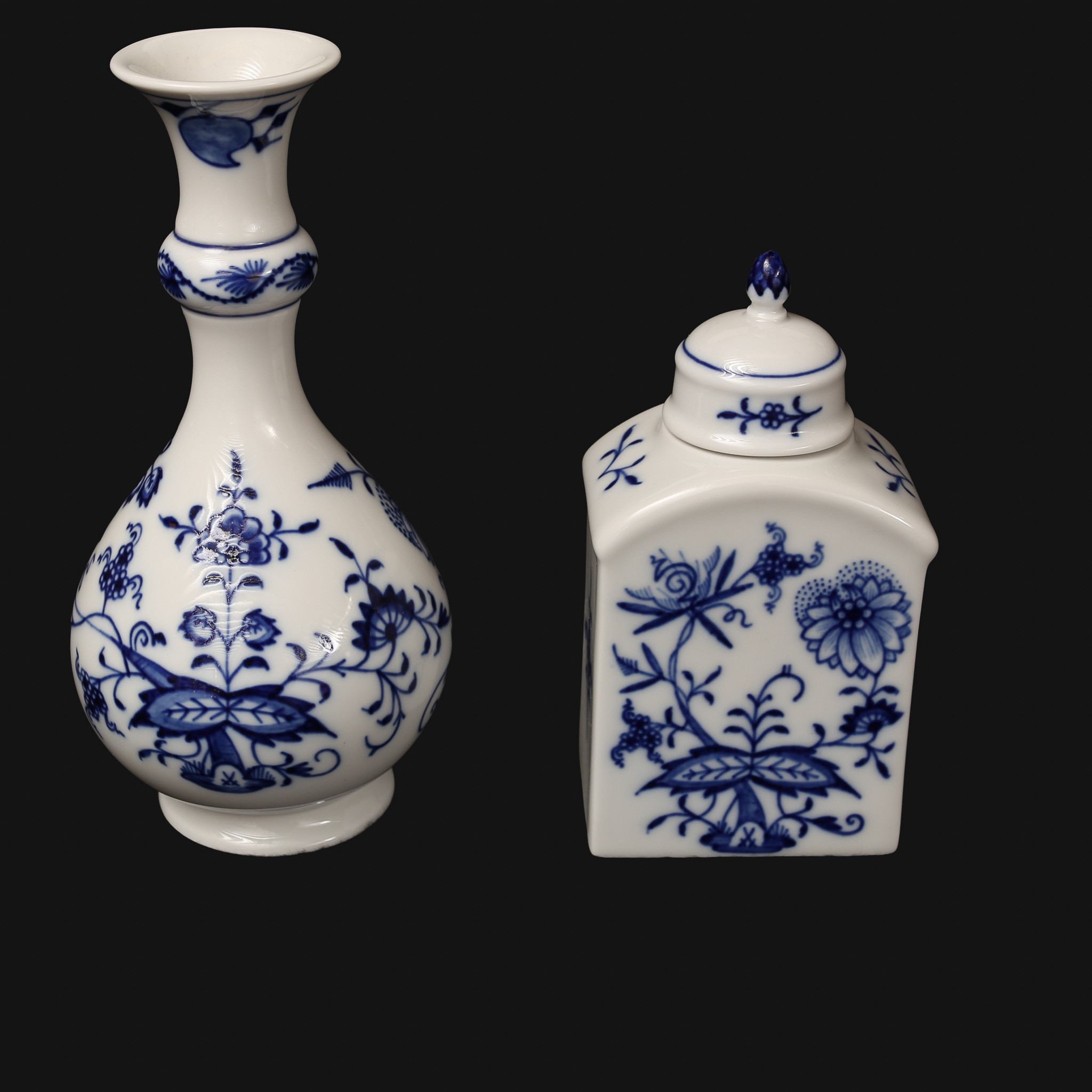 MEISSEN. 2 st., porslin, blåvit "Zwiebelmuster" VAS samt TEDOSA MED LOCK. Tillverkade efter år 1934.