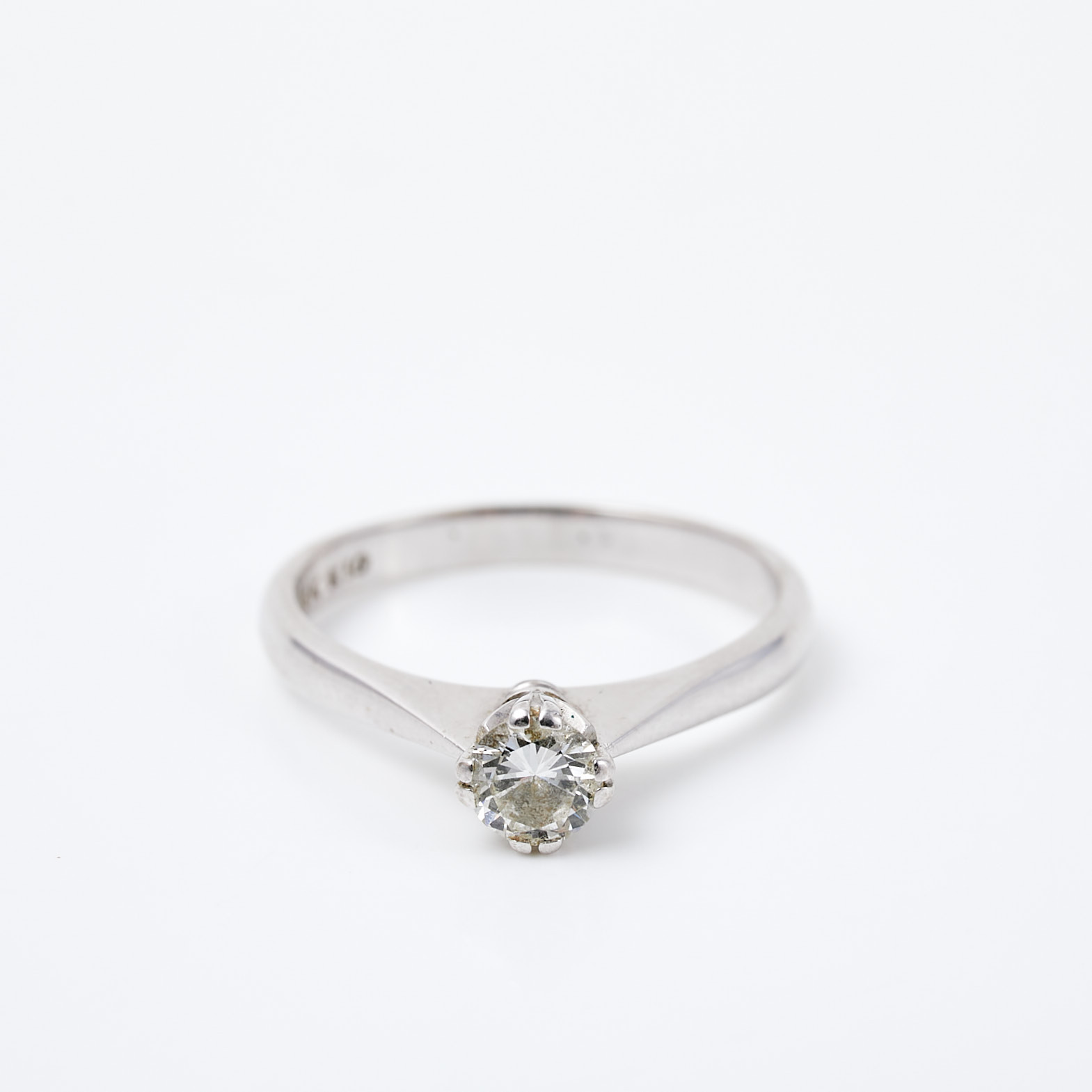 RING, 18 k vitguld, 1 briljantslipad diamant, ca 0,32 st enligt gravyr, Guldfynd, ca 1984, svensk importstämpel.