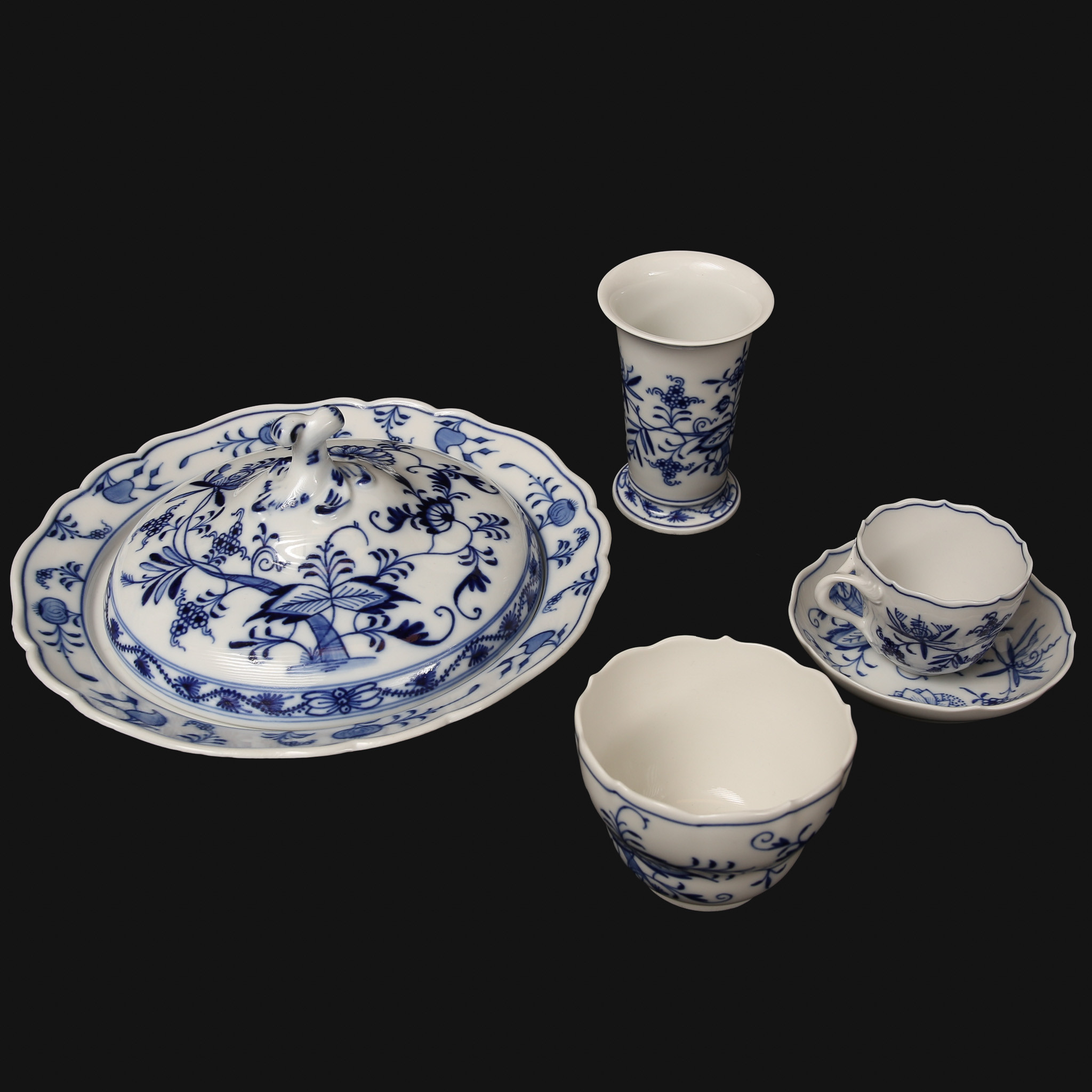 MEISSEN, mm. 6 st., porslin, blåvit "Zwiebelmuster". En utan märkning, En av annan producent. Tillverkade efter år 1934.