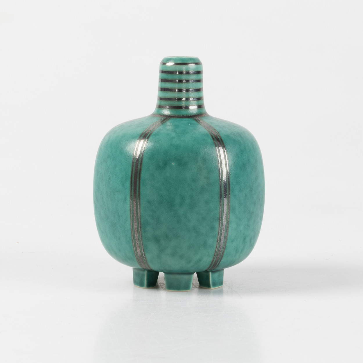 WILHELM KÅGE. Vas, Argenta, grönglaserat stengods med silverdekor, Gustavsberg, 1900-talets första hälft.