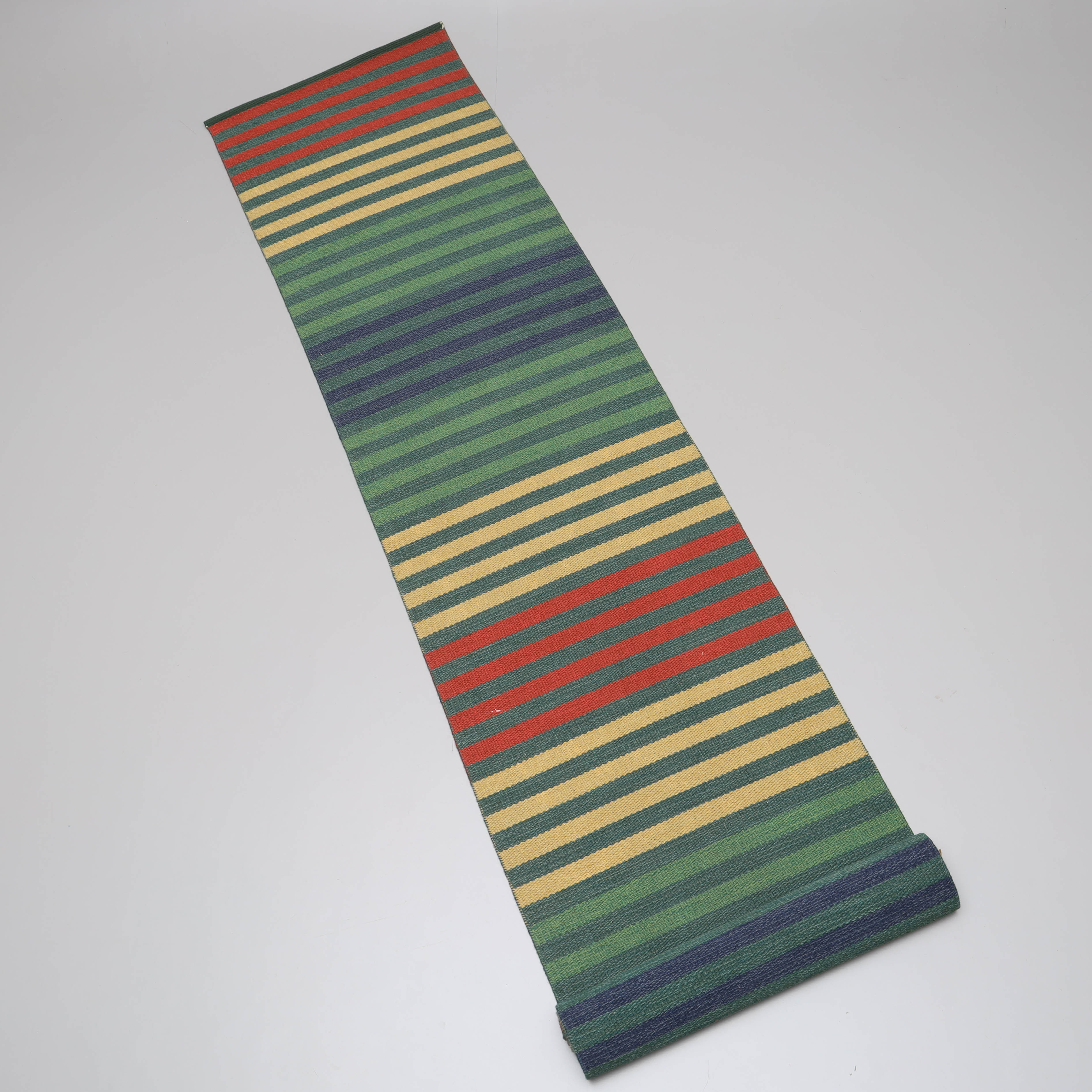 MATTA, gallerimodell, 445 x 82 cm, etikettmärkt Kasthall.