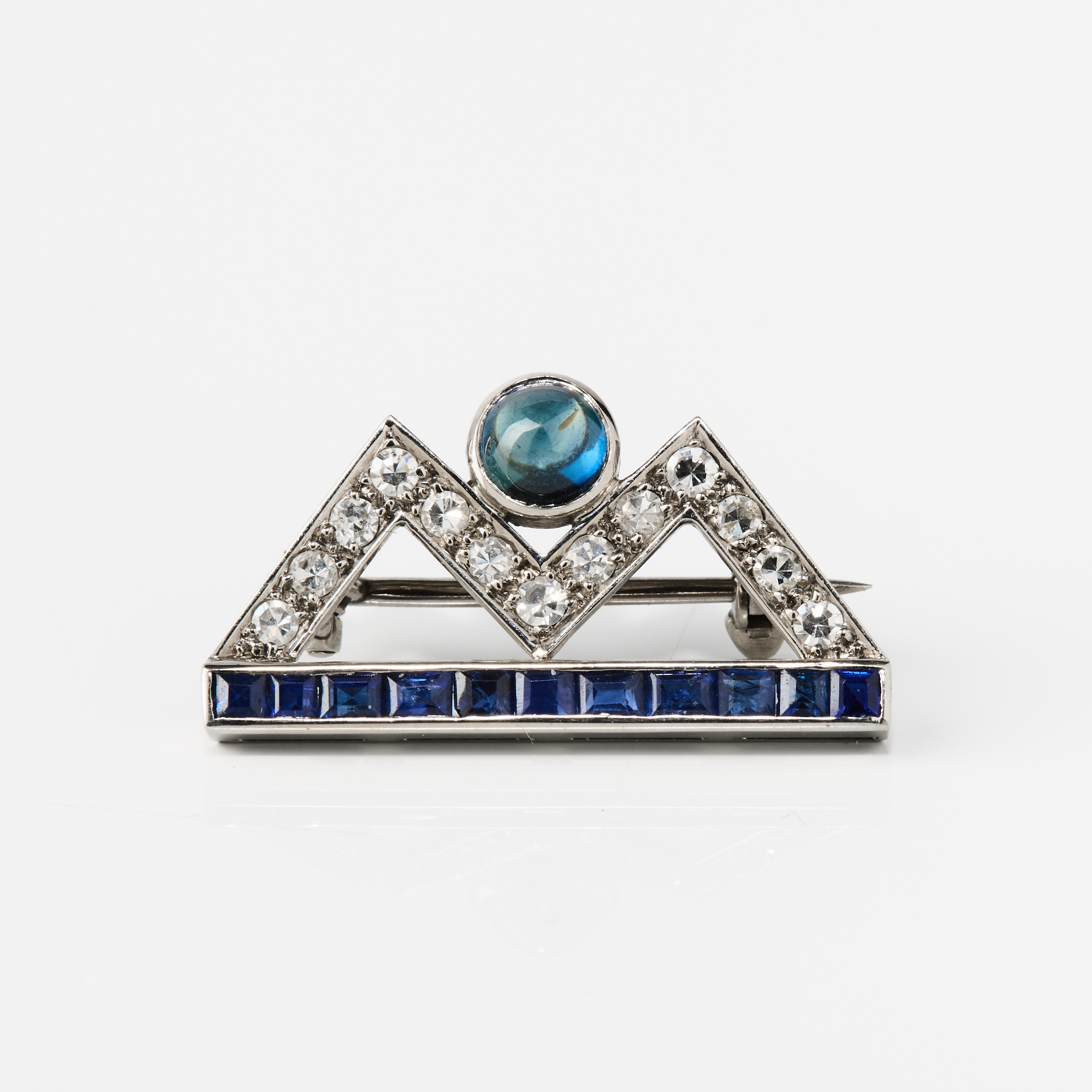 BROSCH, 18K vitguld med safirer och diamanter, 1940/50-tal.