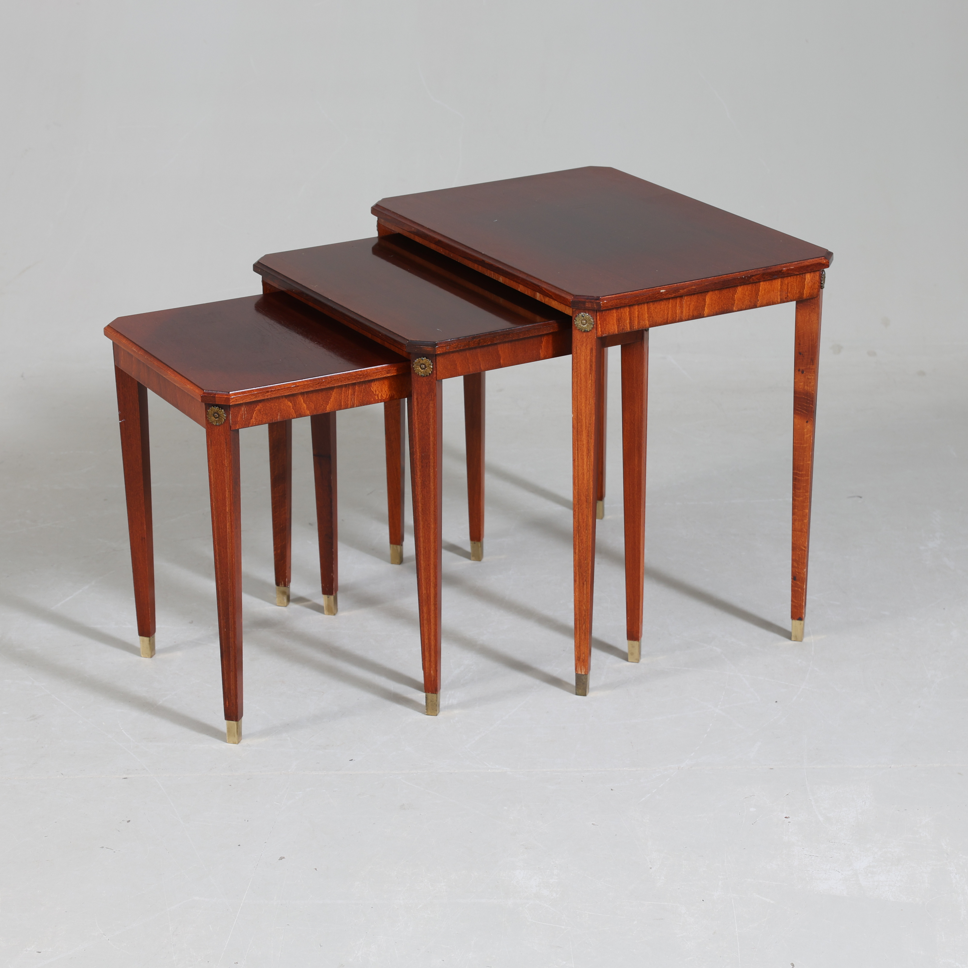 SATSBORD, 3 delar, mahogny, gustaviansk stil, 1900-tal.