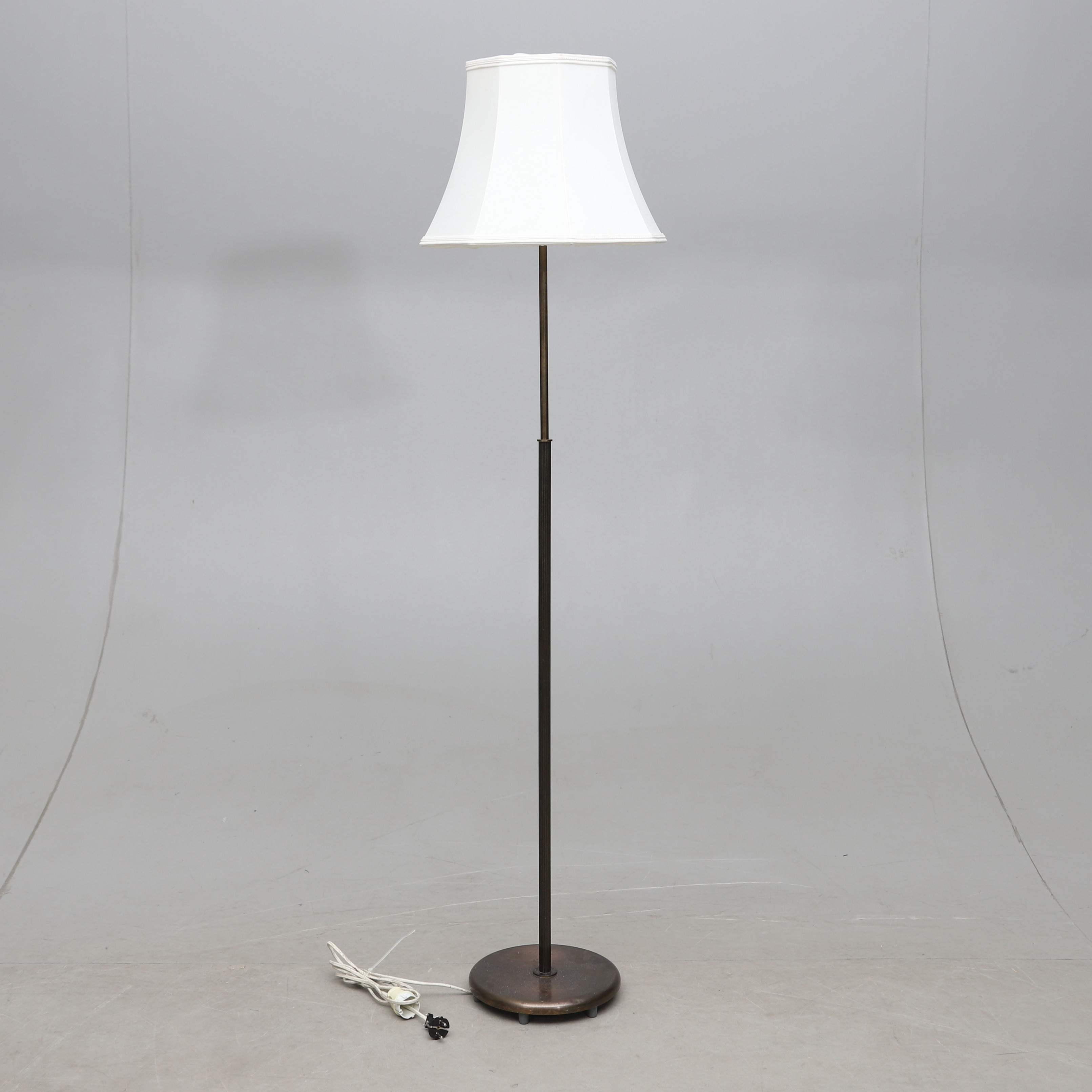 GOLVLAMPA. 1900-talets mitt, metall, märkt P250, textilklädd lampskärm.