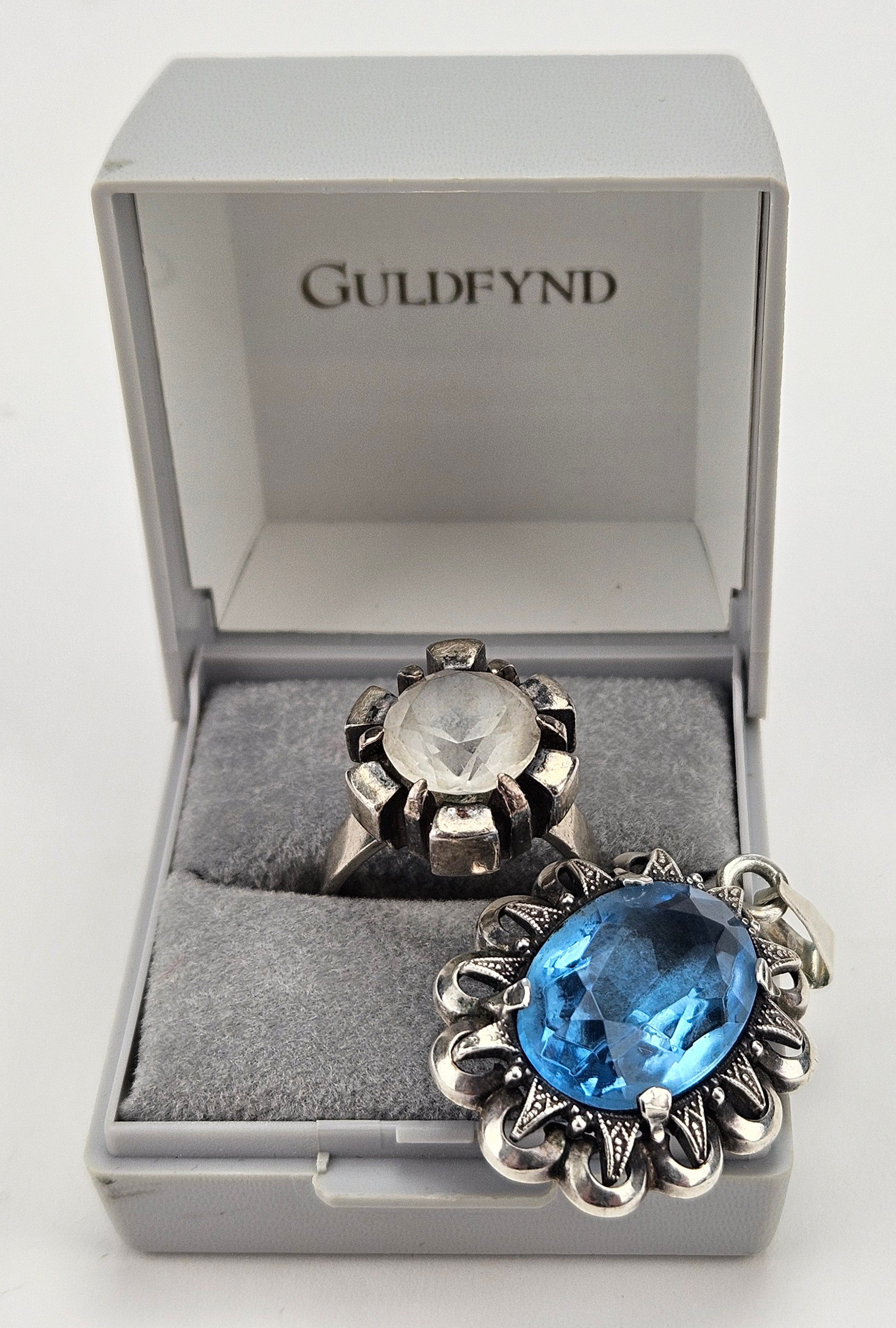 RING, silver, med slipad sten, Bengt Hallberg, Köping 1974, HÄNGE, silver med slipad ljusblå sten, 1900-tal.