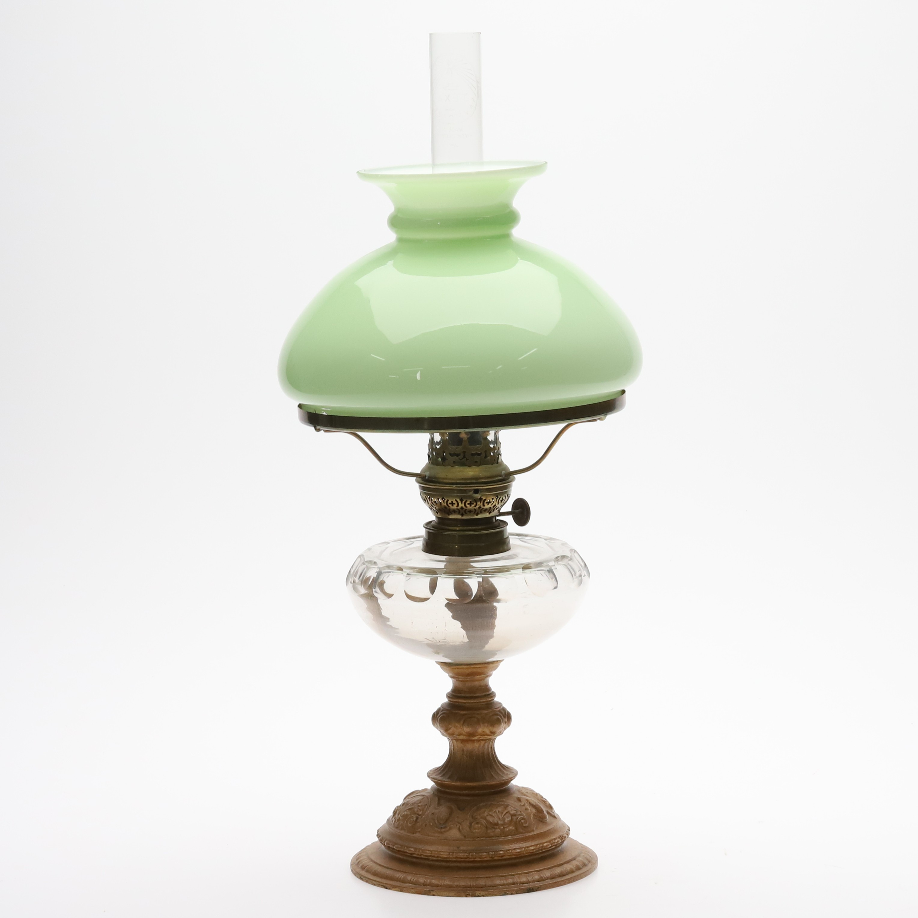 BORDSFOTOGENLAMPA. Stomme i vitmetall/mässing med grön glaskupa, 1900-tal.