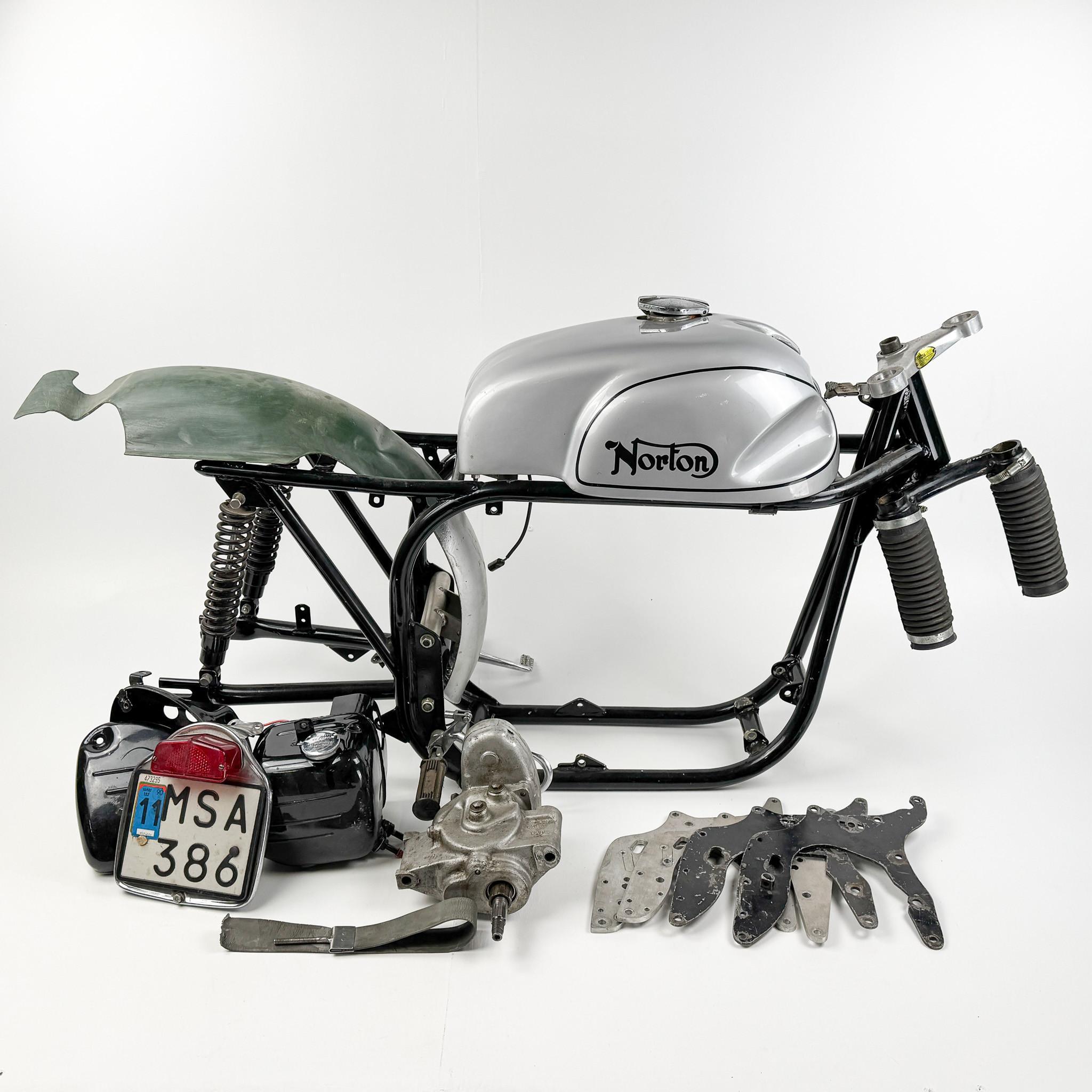 NORTON, modell Dominator De Luxe Featherbed, registrerad ram med delar, 1957, England.