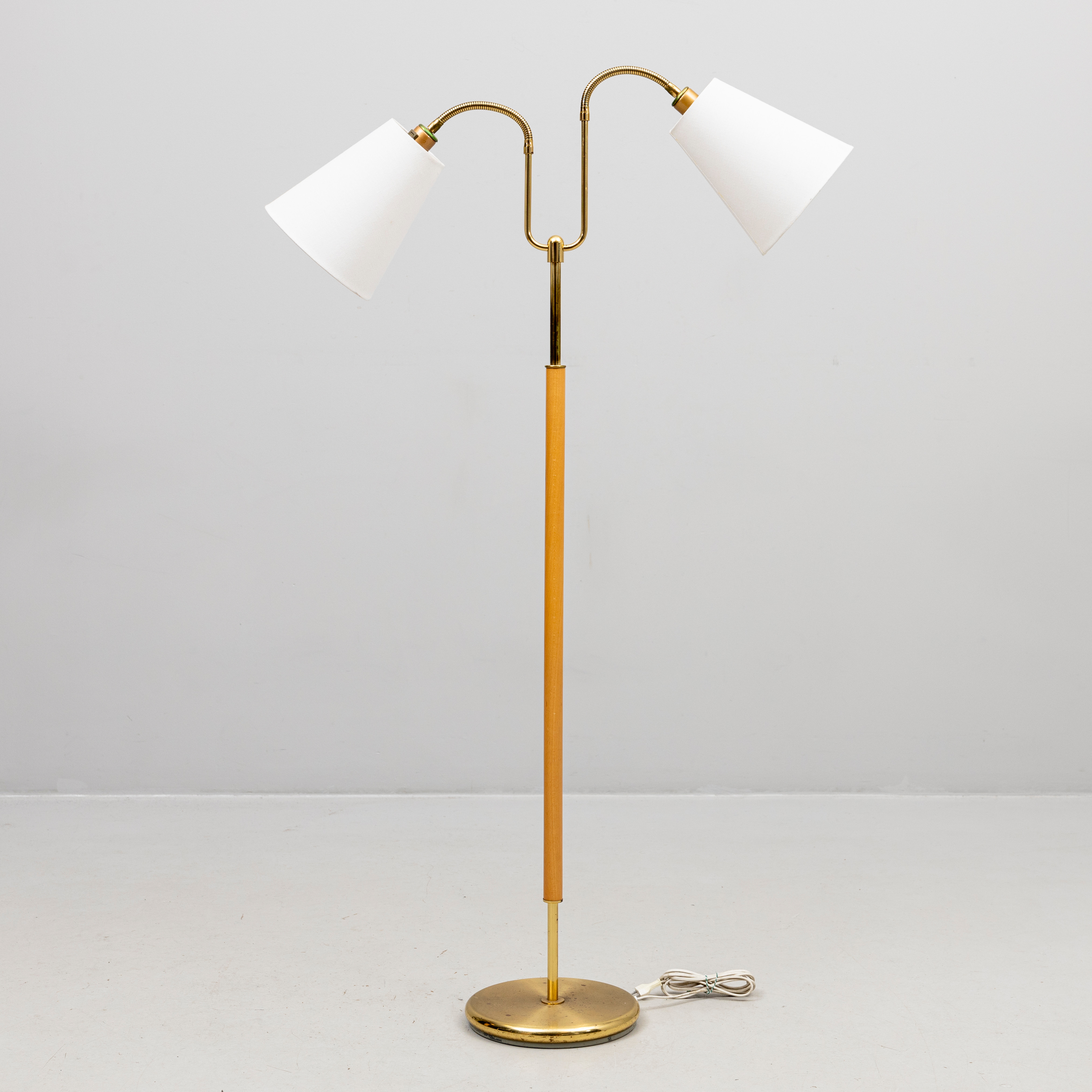 GOLVLAMPA, mässing och trä, Armaturhantverk.