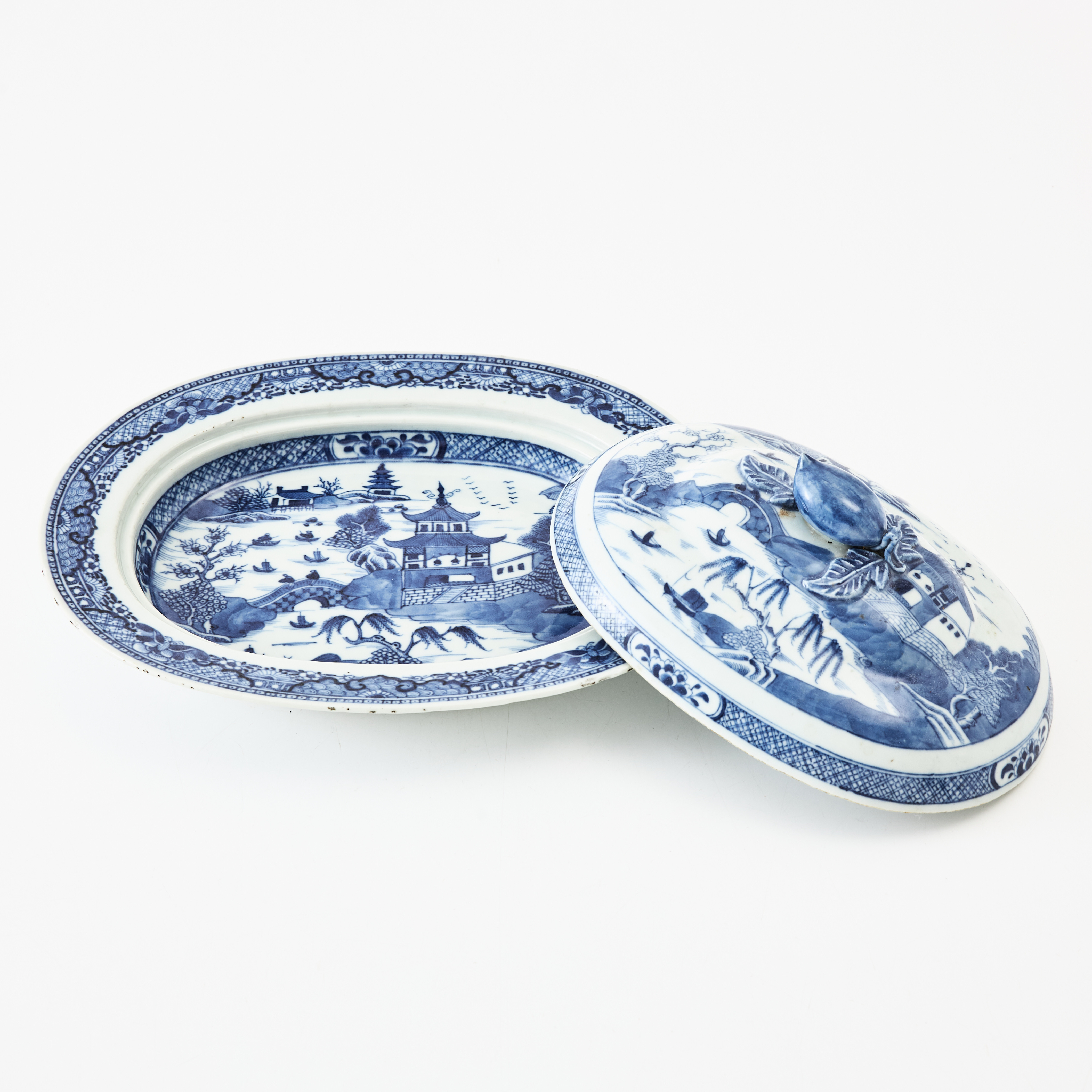 KAROTT med LOCK, porslin, Kina, Qianlong (1735-1796), oval form, dekor med flodlandskap och tårpil i underglasyrblått.