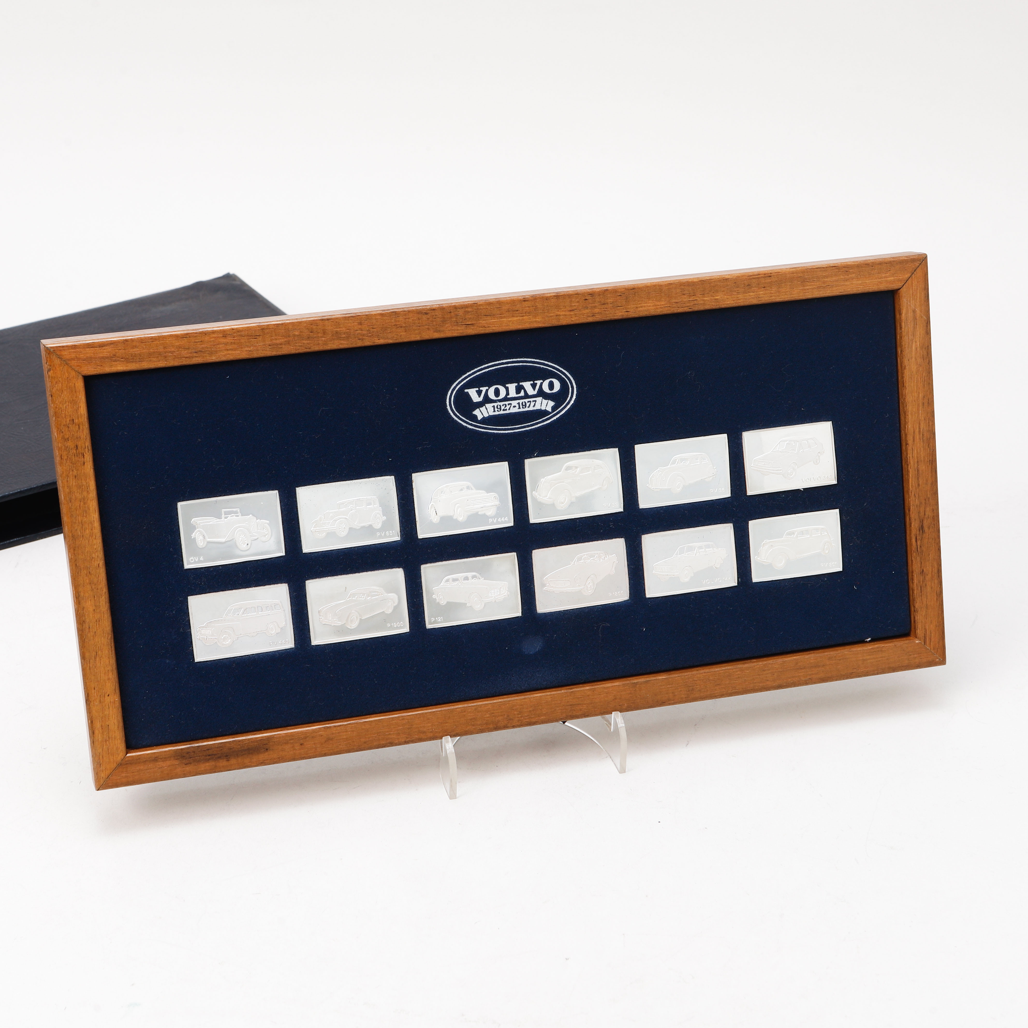 PLAKETTER, 12 st i etui, "Volvo 50 år", sterlingsilver, Franklin Mint. Vikt 228 gram.