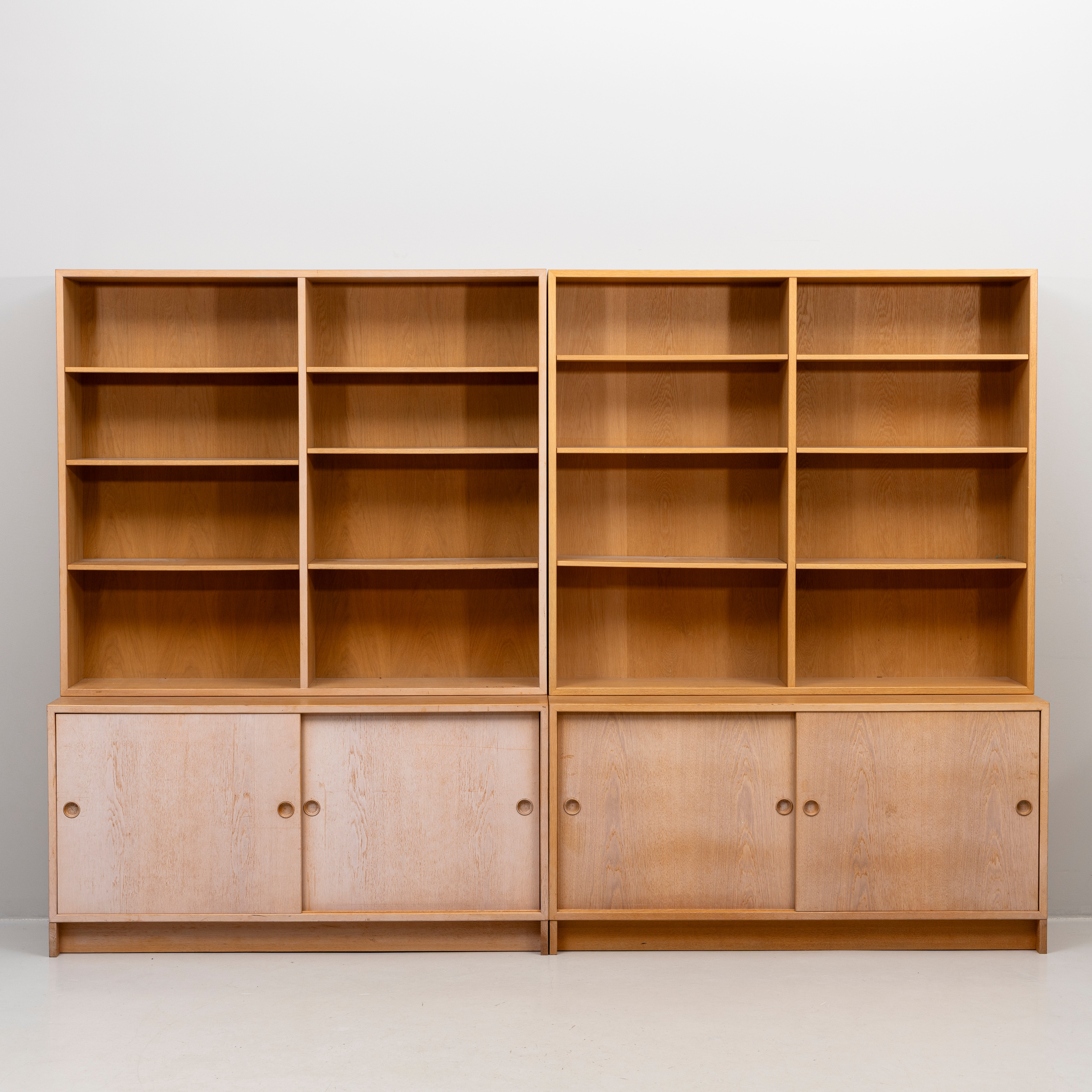 BØRGE MOGENSEN. Bokhyllor, 2 st, "Öresund", ek, Karl Andersson & Söner, 1900-talets andra hälft.