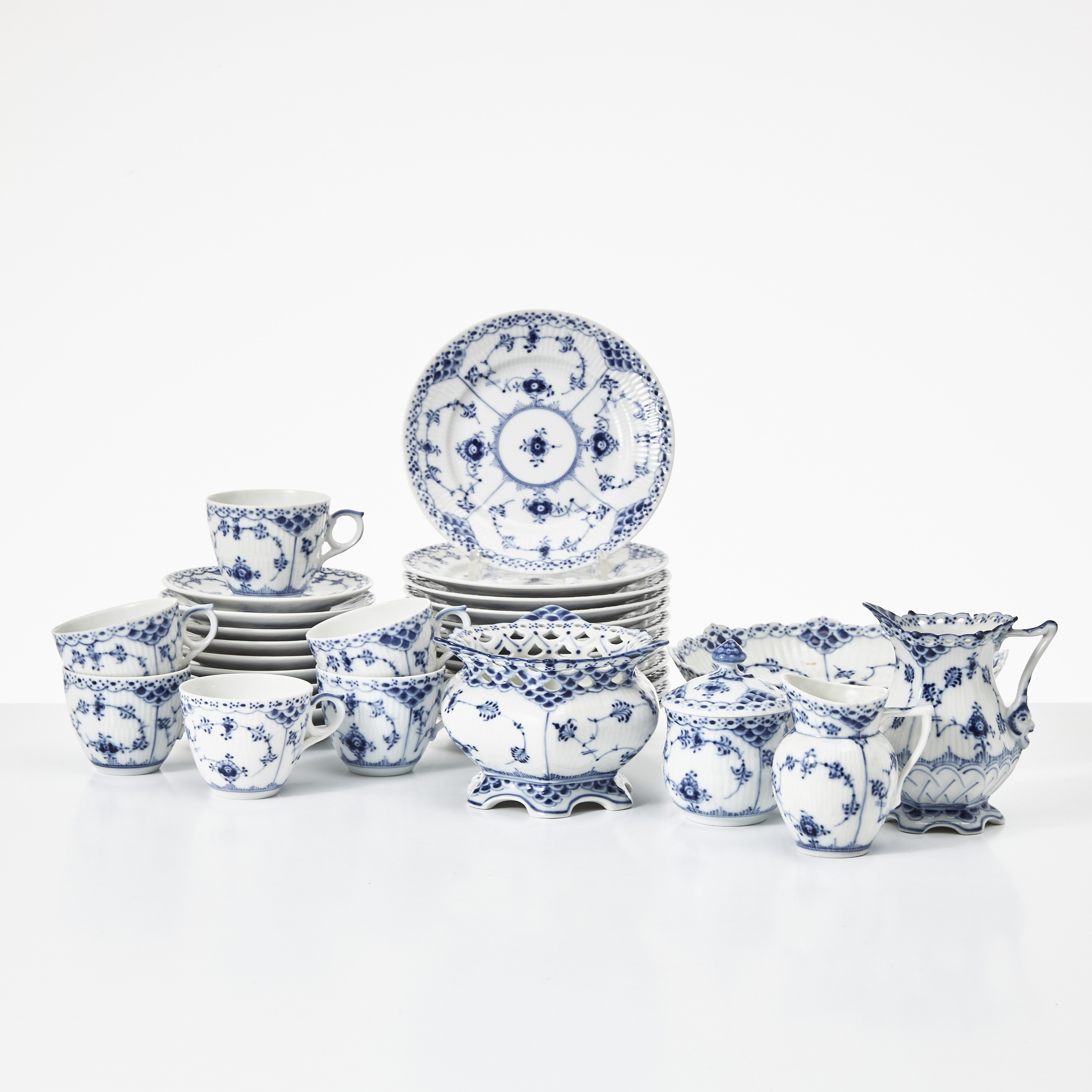 ROYAL COPENHAGEN. Kaffeservis "Musselmalet" 23 delar.