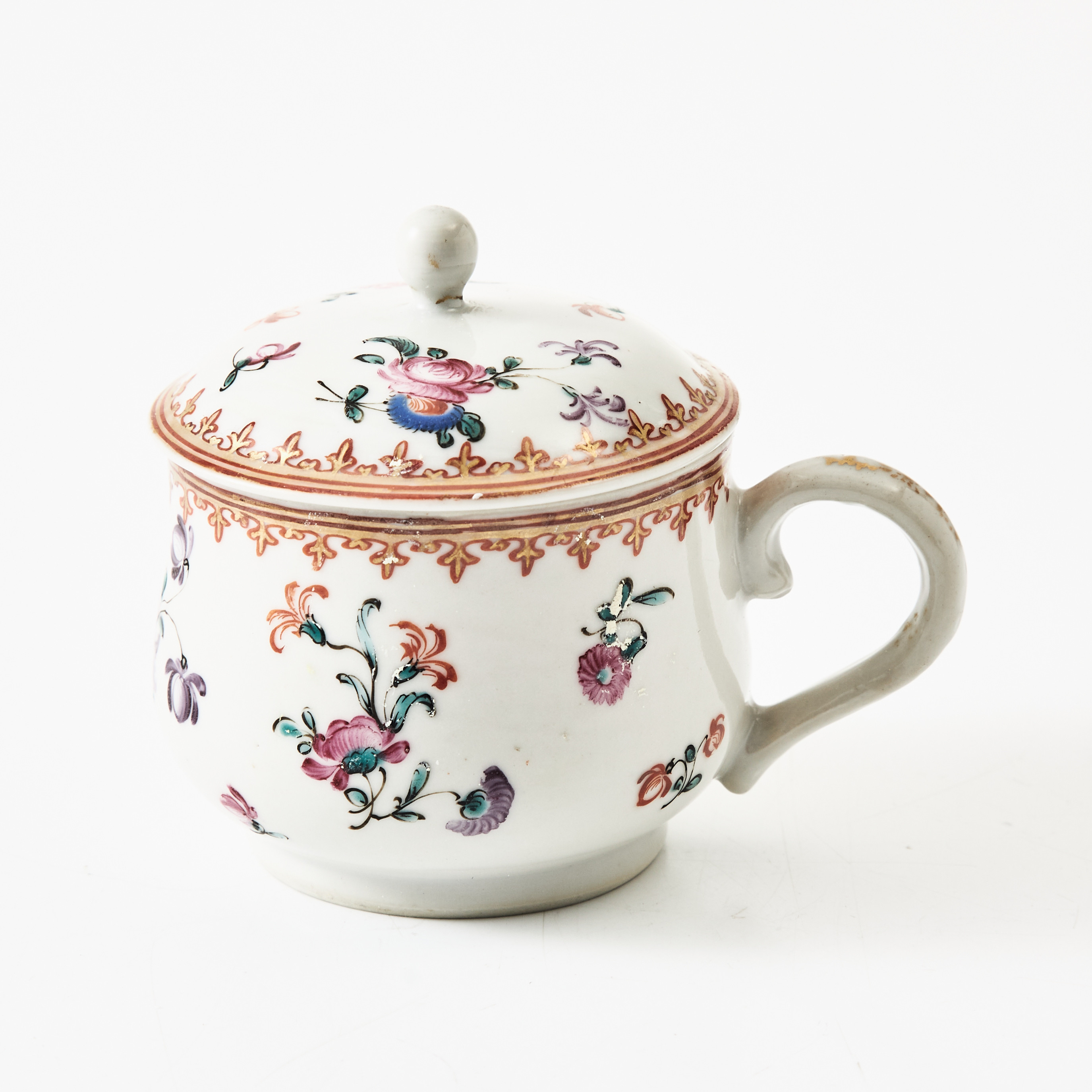 CREMEKOPP, porslin, Kina, Qianlong (1736-1795), famille rose, fleur de lisbård i guld, dekor av strödda blommor.