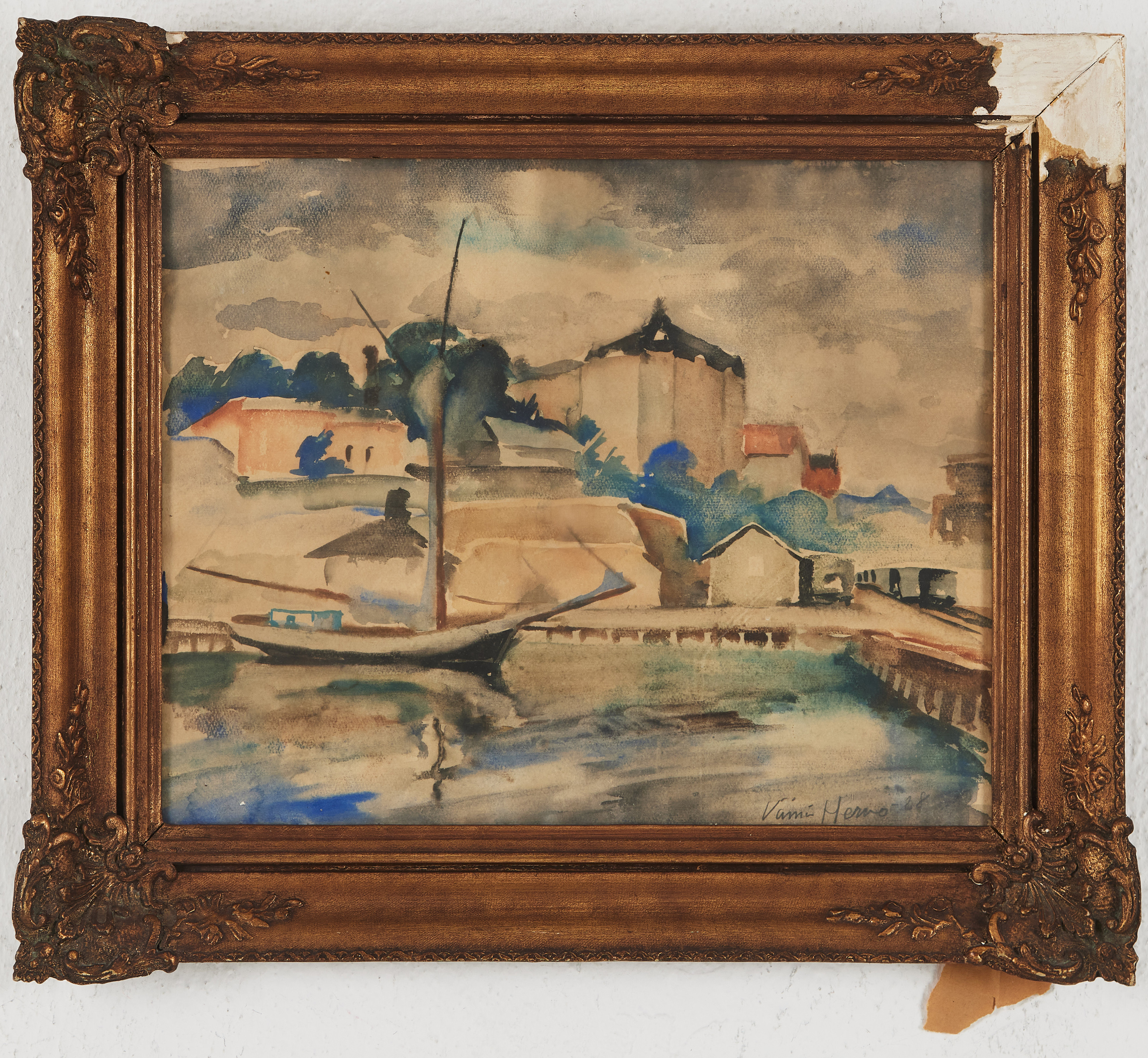 VÄINÖ HERVO. Hamnbild med segelbåt, akvarell, signerad och daterad 28.