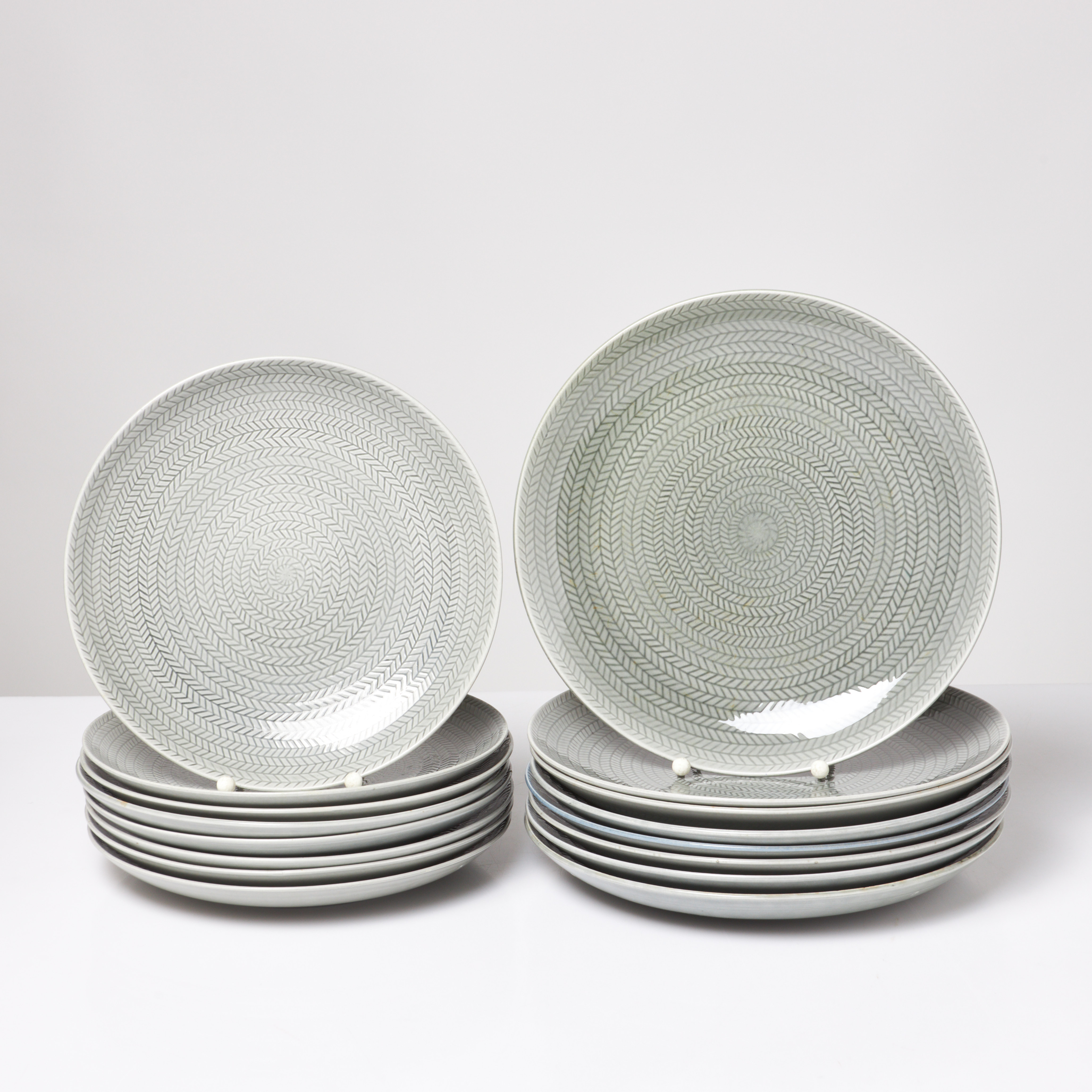 HERTHA BENGTSON. Tallrikar, 16 st, "Blå eld", grå glasyr, Rörstrand.