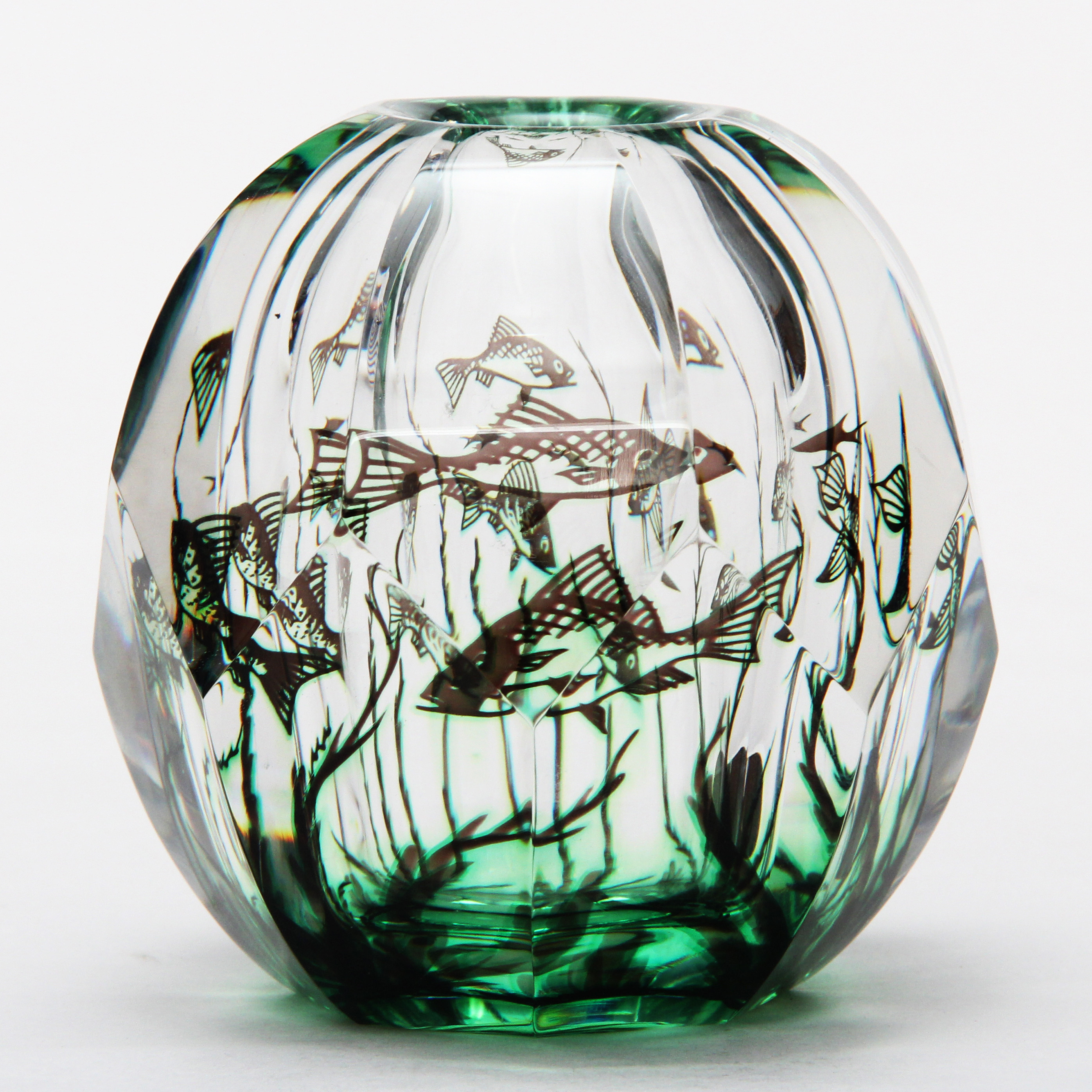 EDWARD HALD. VAS, graal, så kallad fiskgraal,, slipad utsida, sannolikt senare Exposignering.