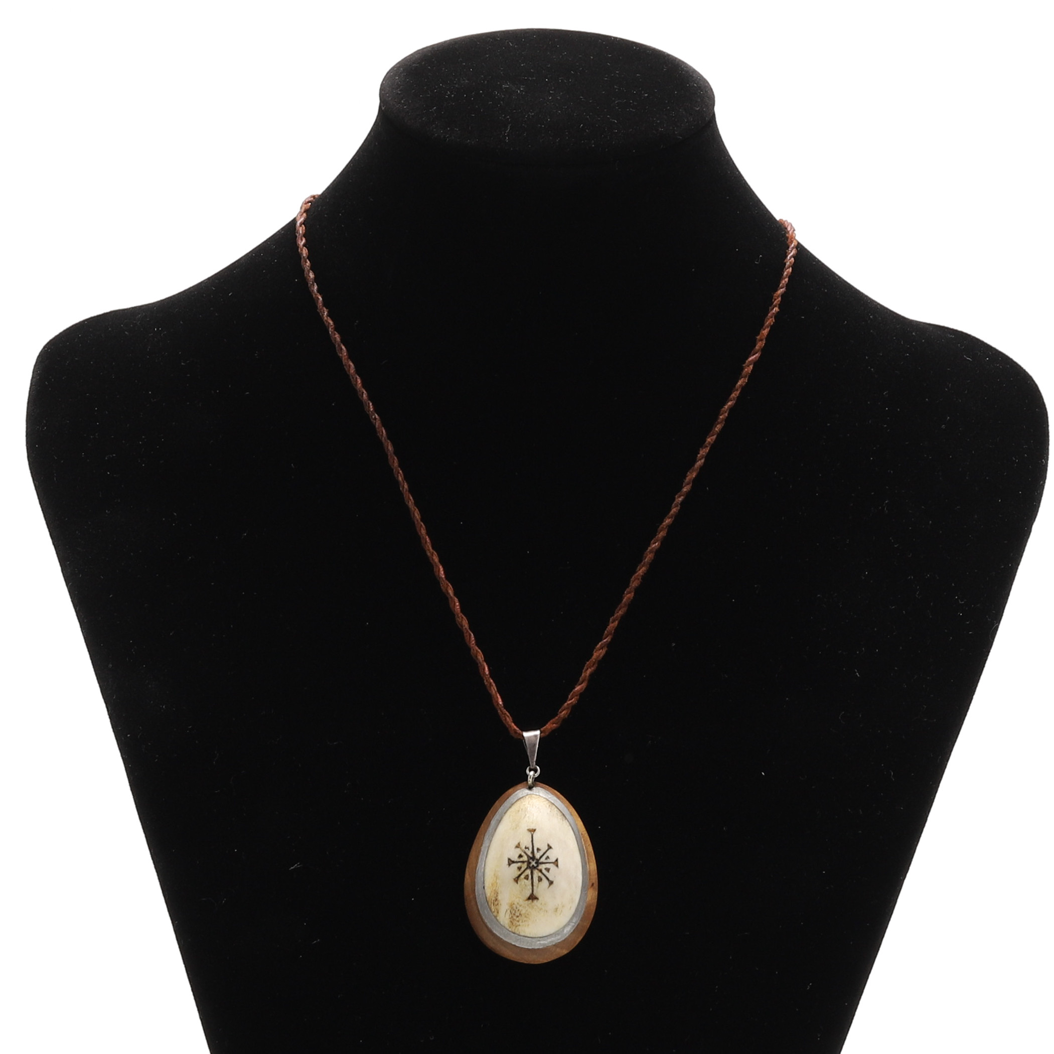 HÄNGSMYCKE/AMULETT, duodji, horn och tenn och masur. Ej identifierbart monogramsignatur/bomärke.