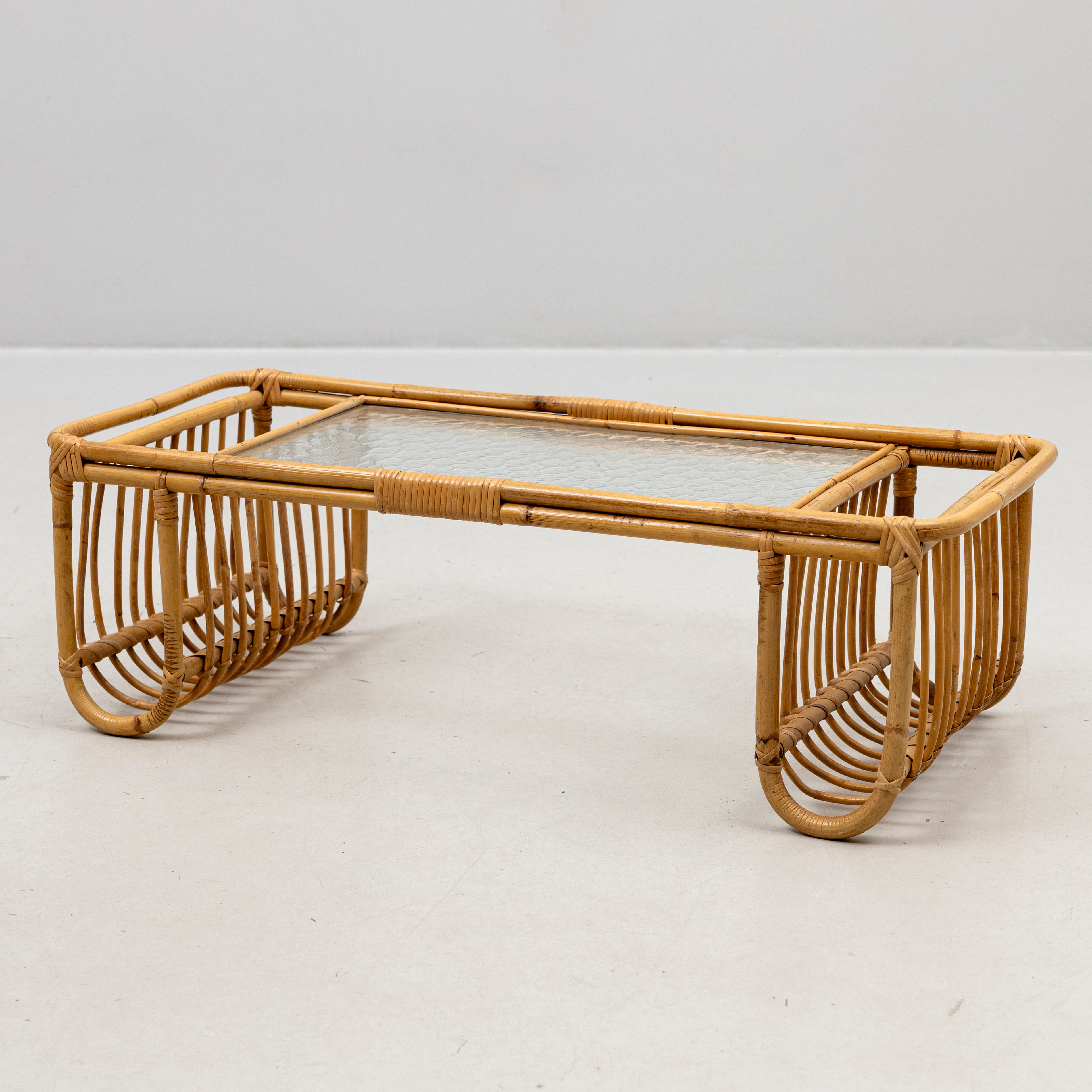 SÄNGBRICKA/BORD, rotting och glas, 1900-talets mitt.