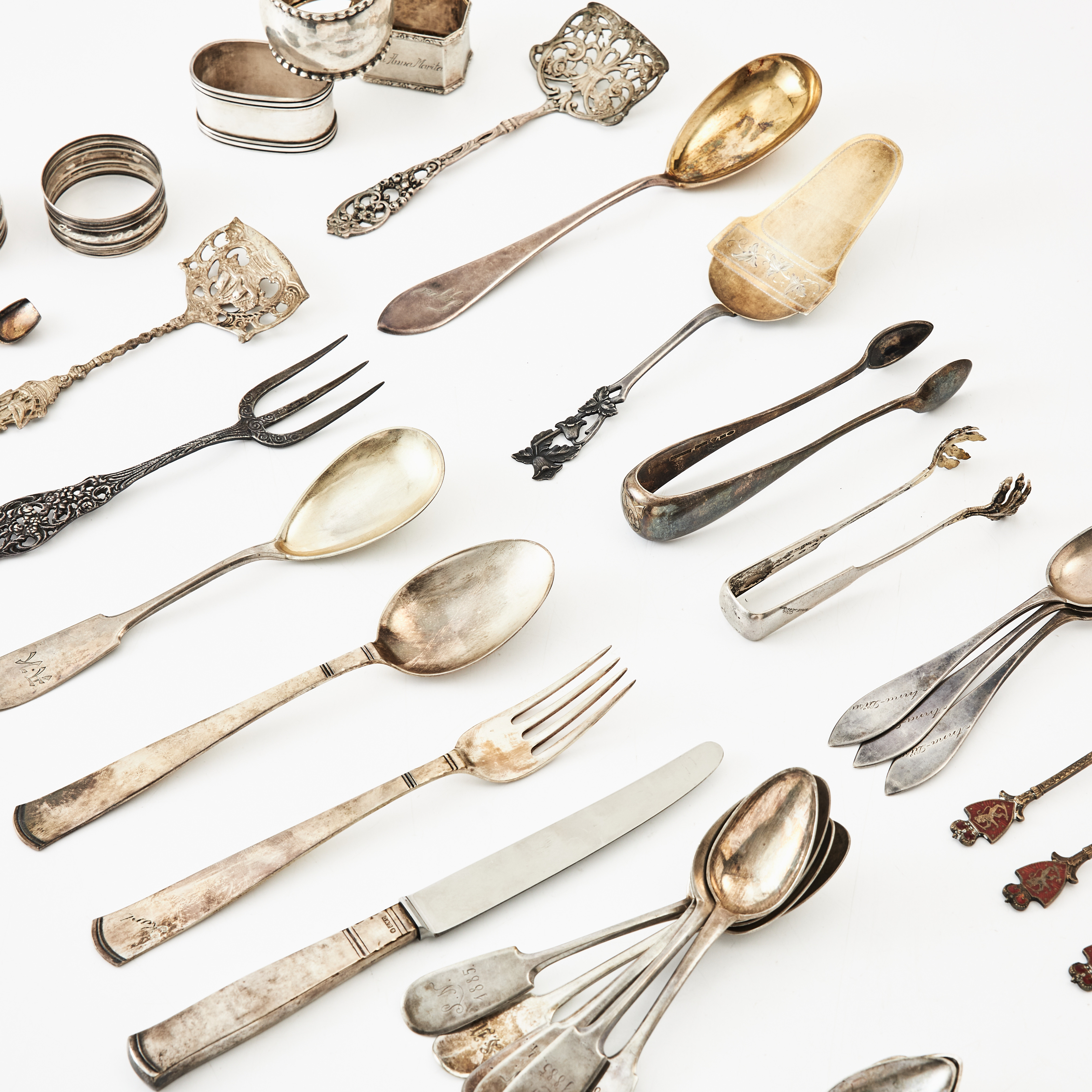 SKEDAR, SERVERINGSBESTICK, SERVETTRINGAR, silver/813, 1900-tal, mestadels Finland.