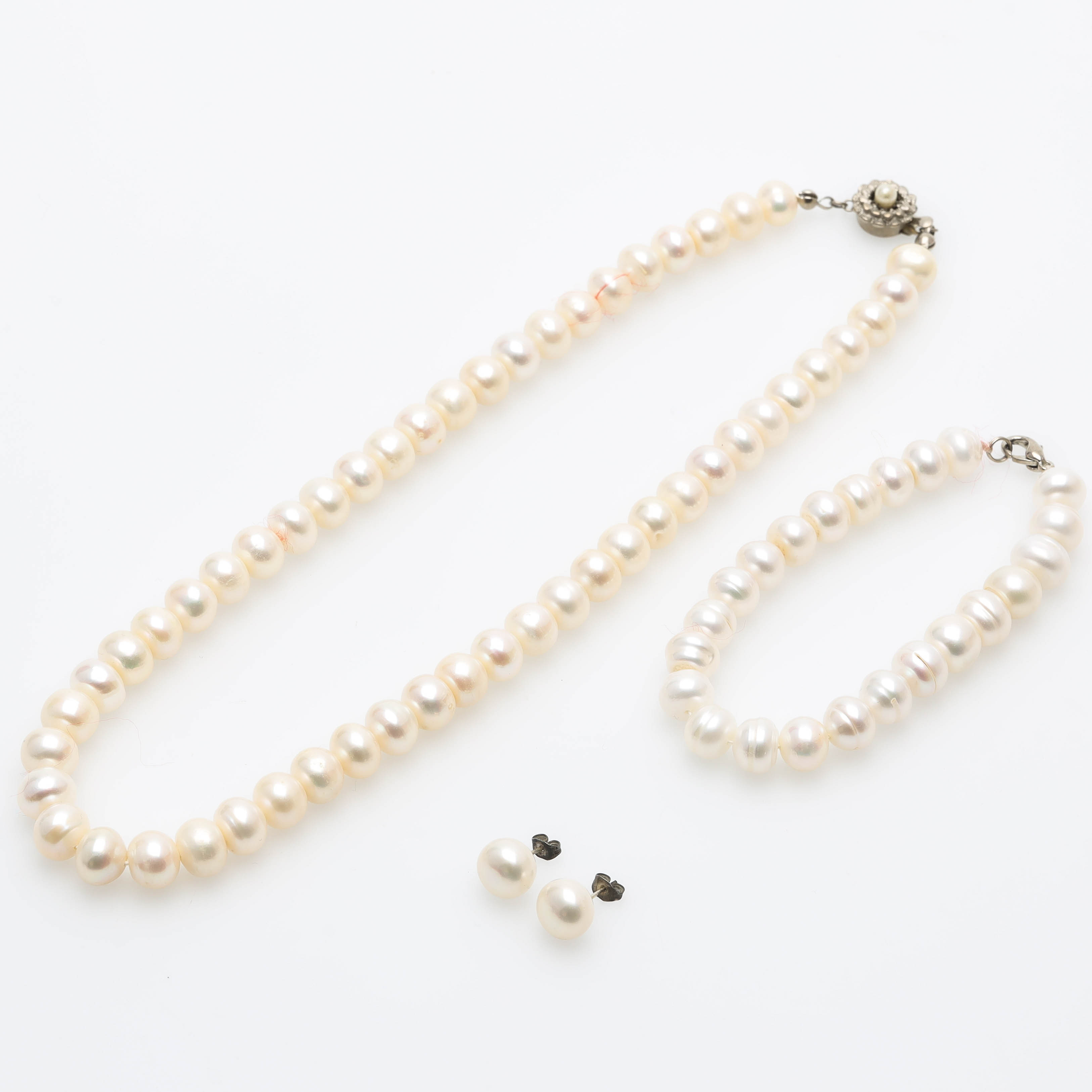 COLLIER, ARMBAND samt ÖRHÄNGEN, 3 delar, odlade sötvattenspärlor, metall.