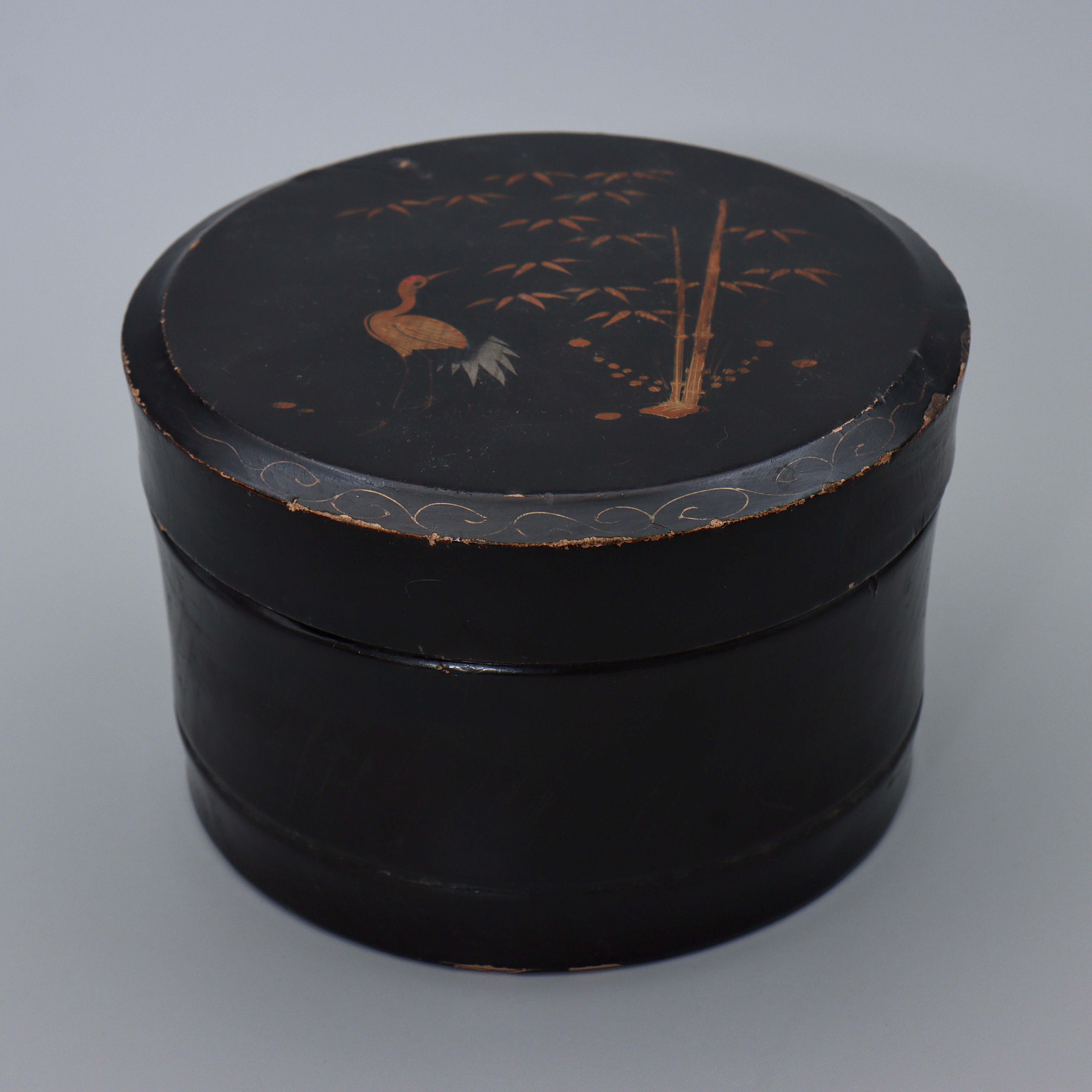 JAPANSK LACKASK, INTARSIA MED FÖRGYLLDA MOTIV, 1800/1900-TAL.