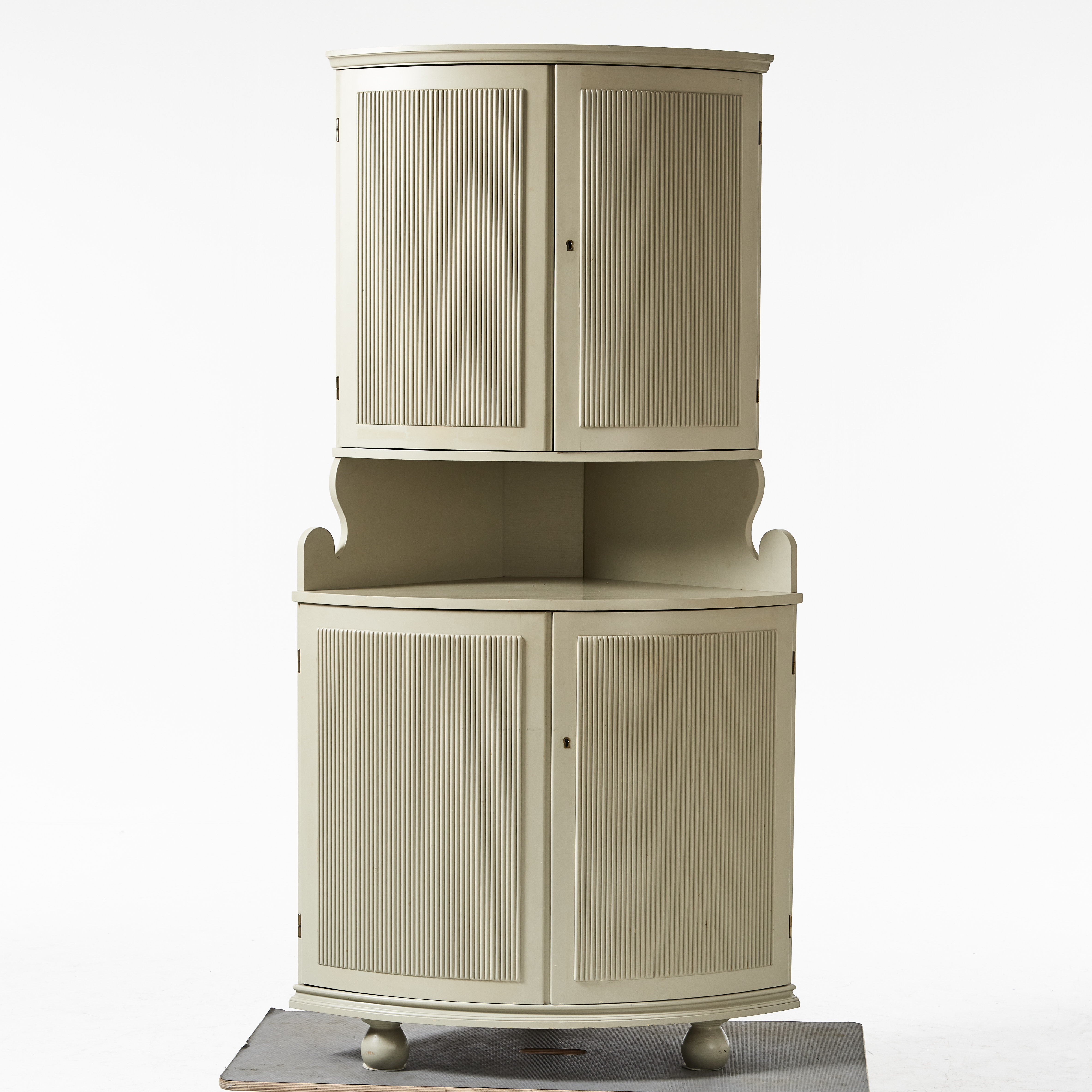 HÖRNSKÅP, 1900-talets andra hälft, gustaviansk stil, räfflade dörrar.