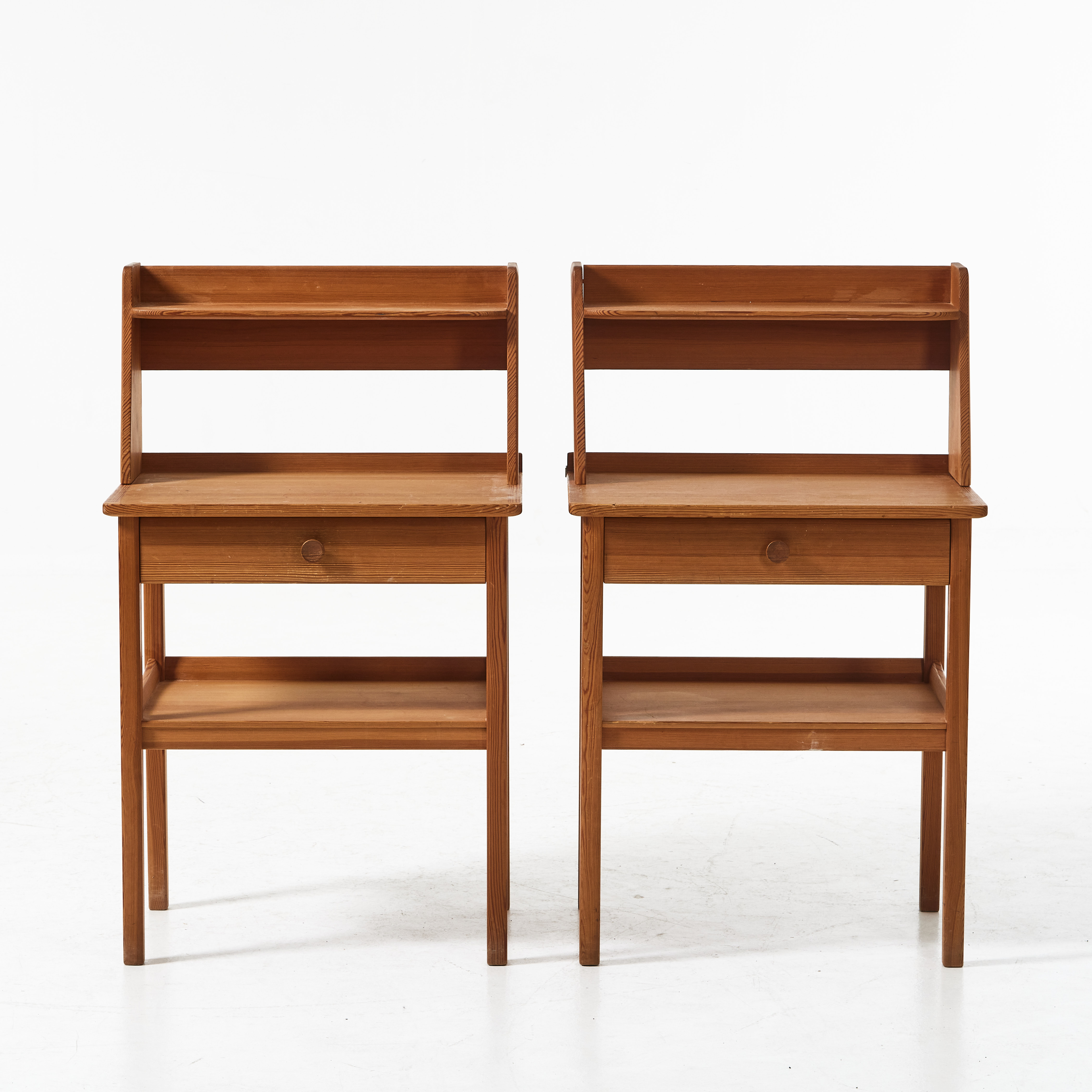 CARL MALMSTEN. Sängbord, 1 par, furu, med låda i sargen, brännmärkta.