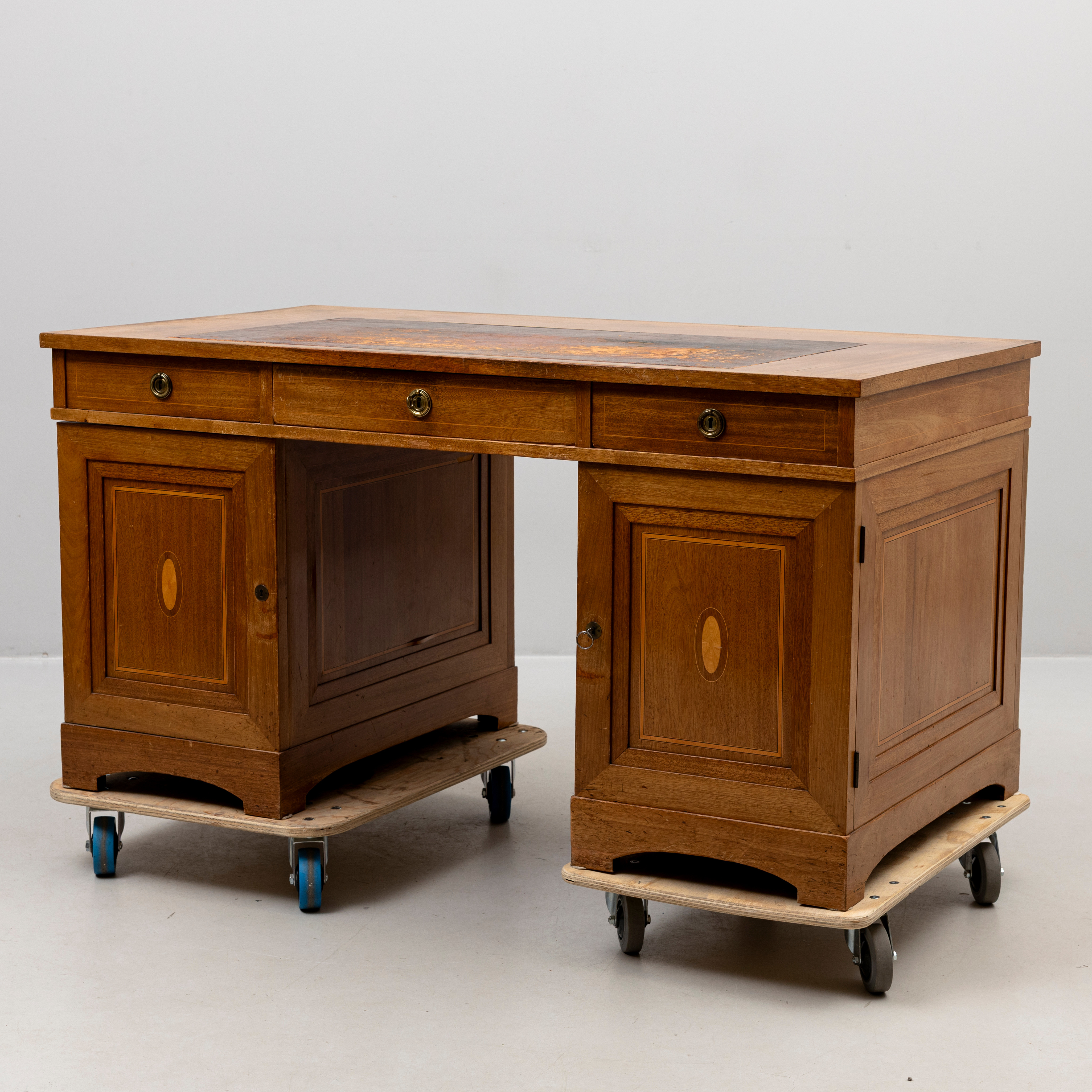 SKRIVBORD, med hurtsar, skinnklädd skiva, brickmärkt C.E Jonsson, Stockholm, 1900-tal.