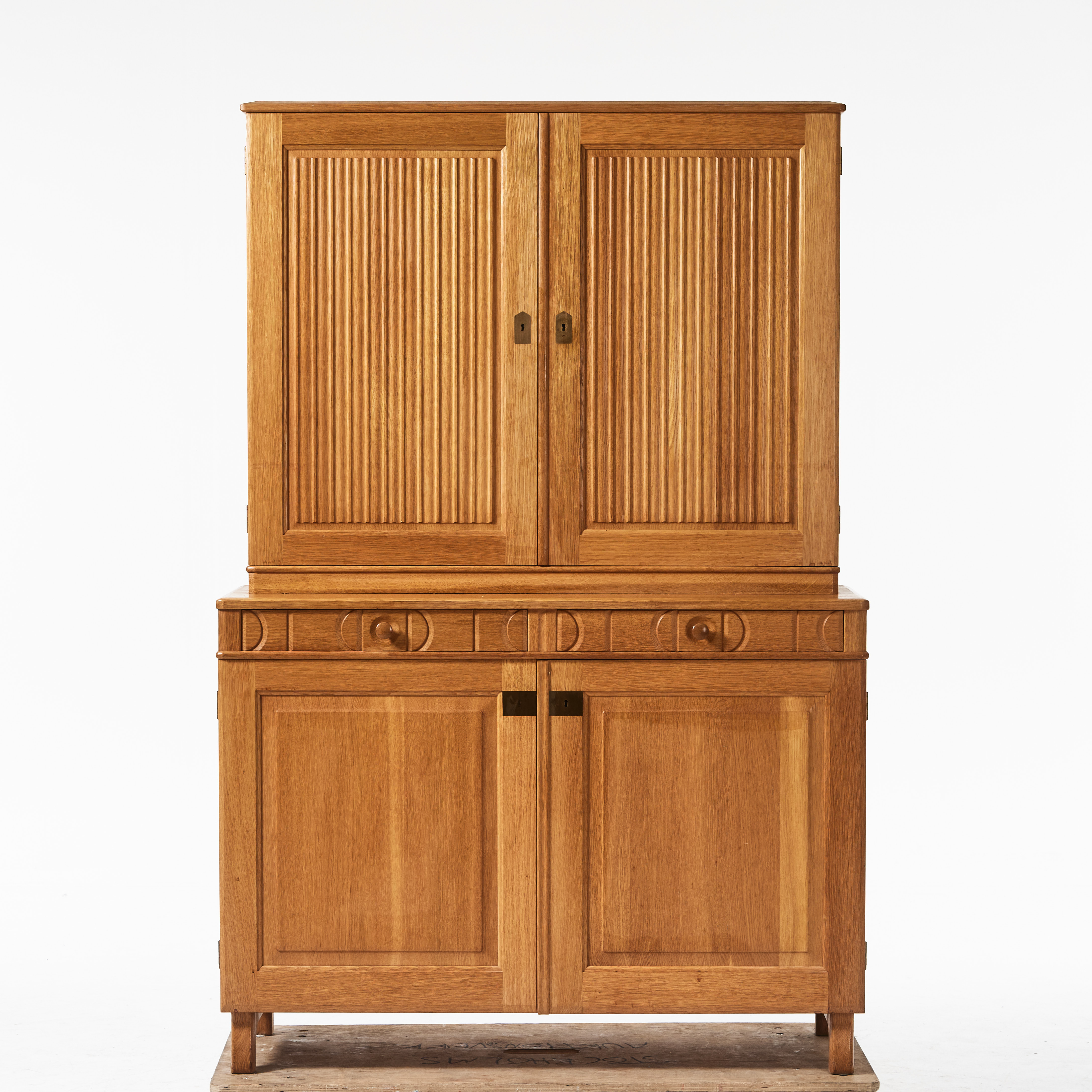 CARL MALMSTEN. Skåp, "Calmare nyckel", ek, 1900-talets andra hälft, Åfors Möbelfabrik.