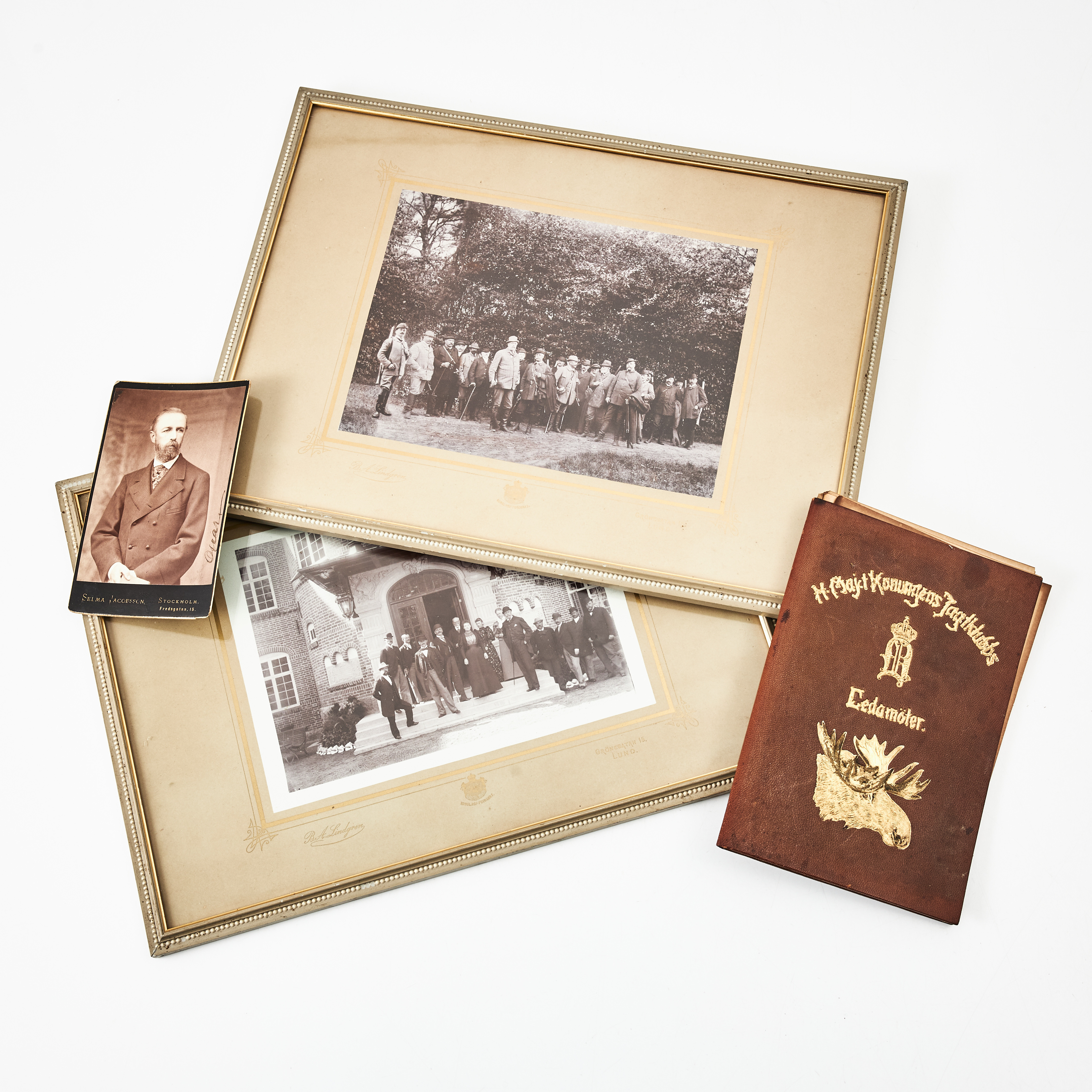 KUNGLIGA FOTOGRAFIER, tre stycken, 1800-talets slut, varav ett kabinettsfoto av Oskar II med egenhändig namnteckning.