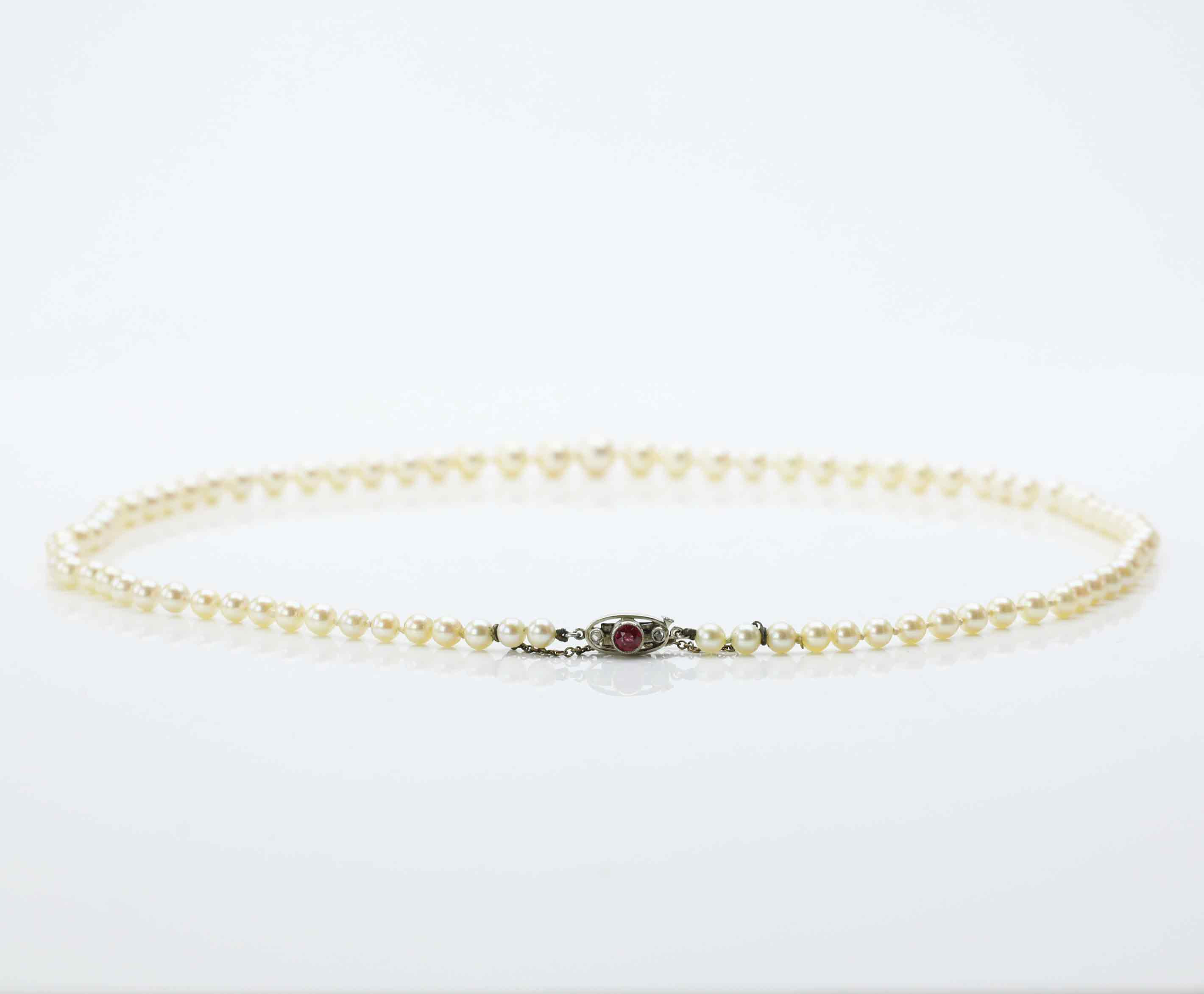 COLLIER, sötvattenspärlor, lås i guld 18k med rosenstenar & rubin, 1900-tal.