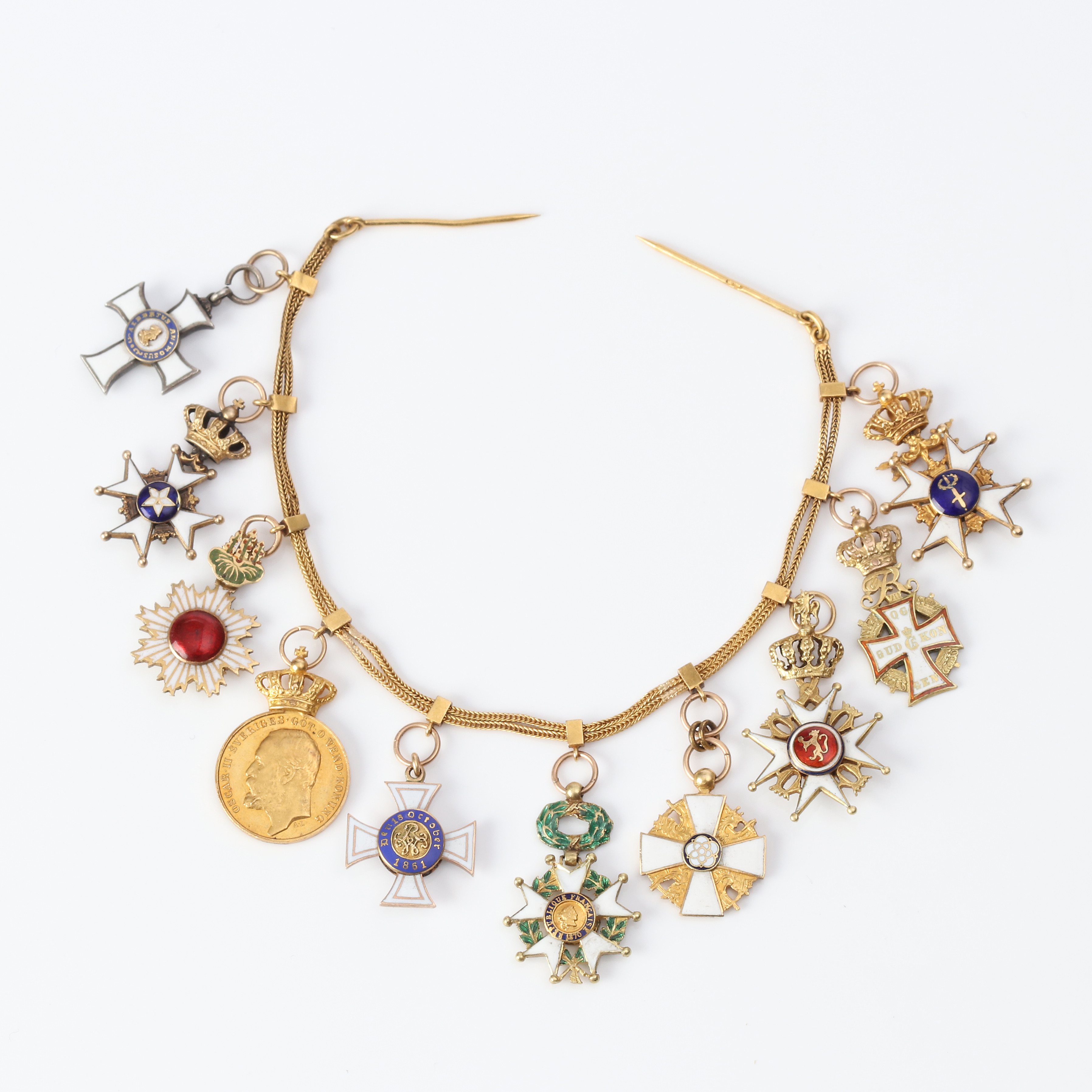 GULDBAND MED MINIATYRTECKEN, TIO ST. 18k guld, en miniatyr i 14k guld och en i silver med guld, totalvikt ca 26,3 gram.