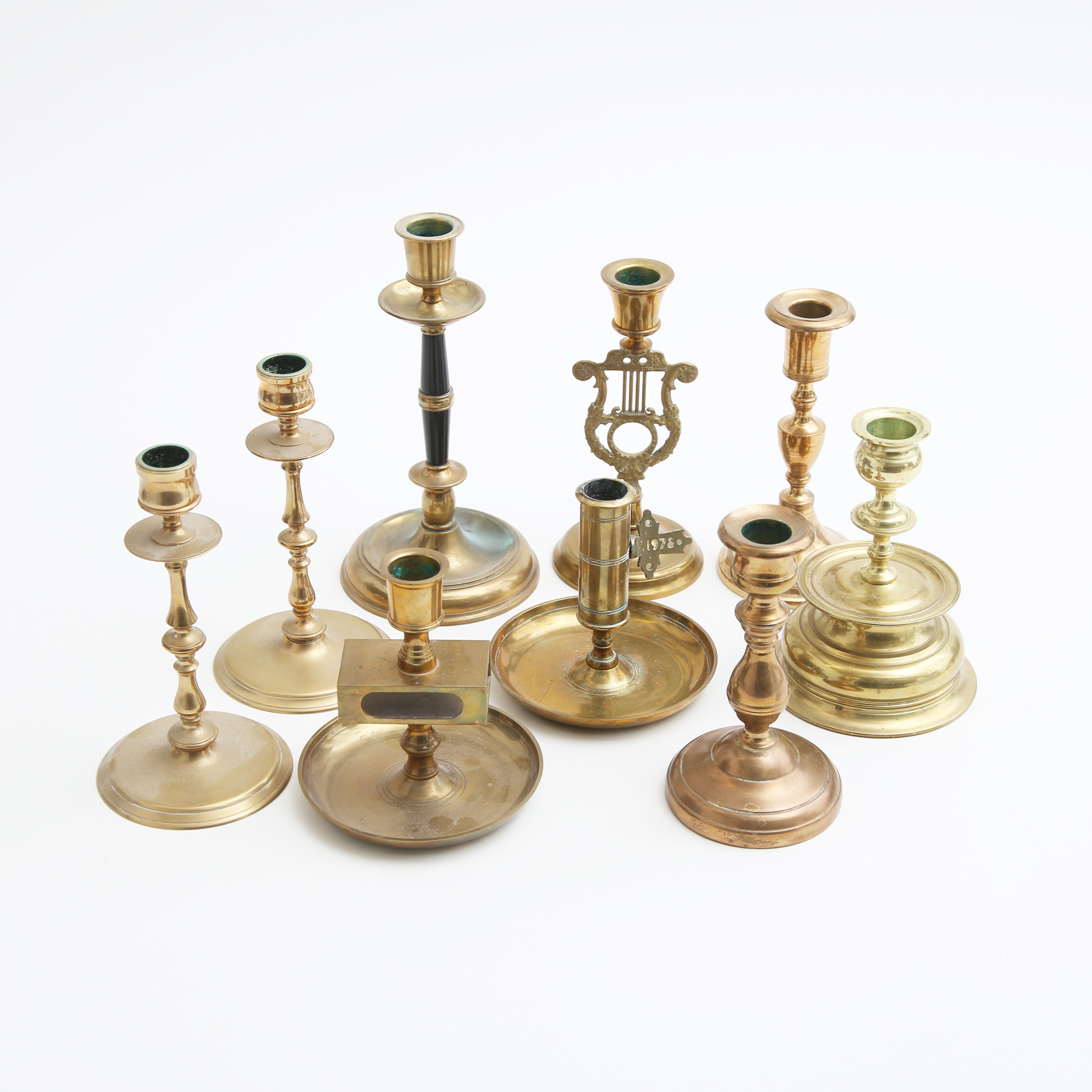 LJUSSTAKAR, 9 st, mässing/malm, mestadels Skultuna.