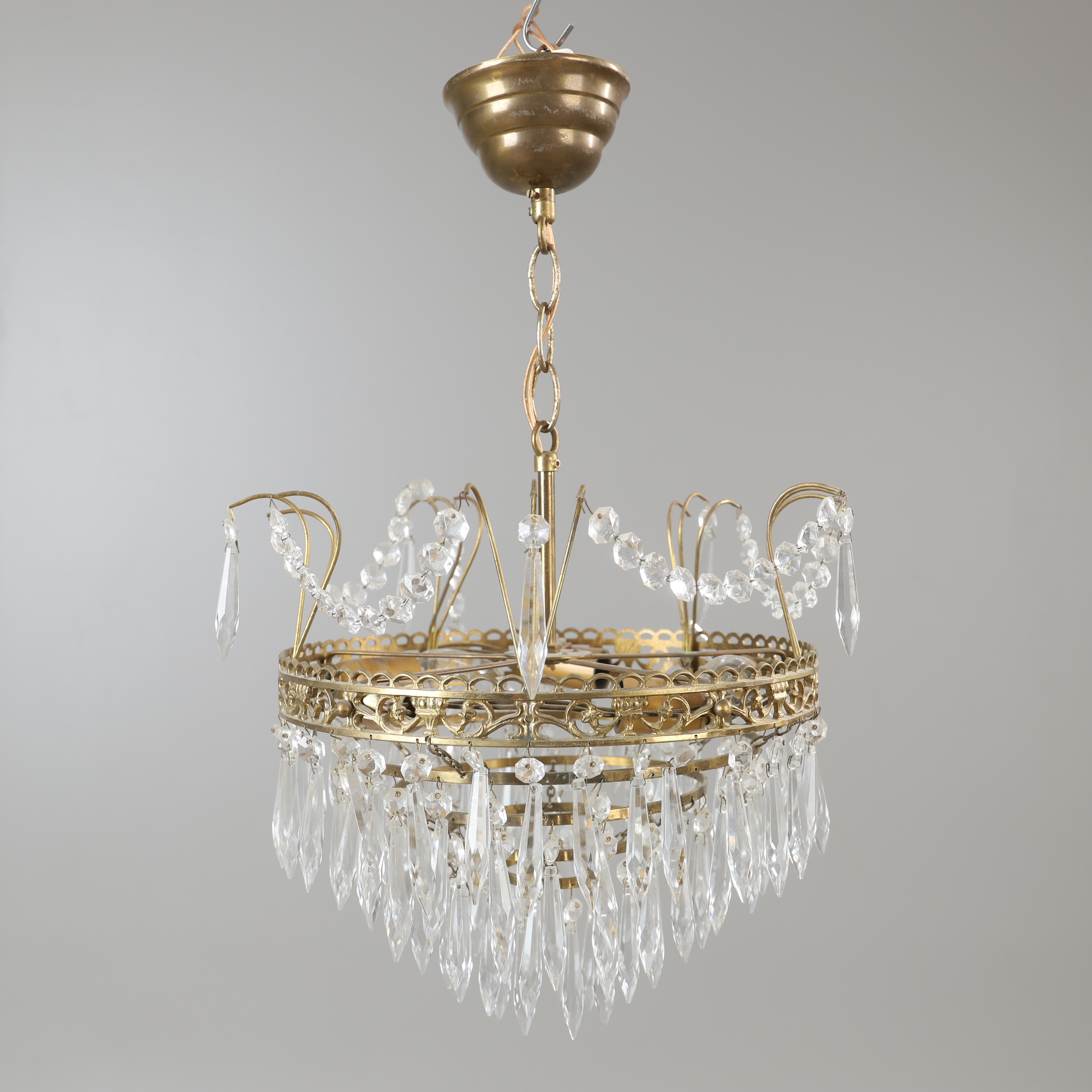 TAKLAMPA, mässing med prismor, 1900-talets andra hälft.