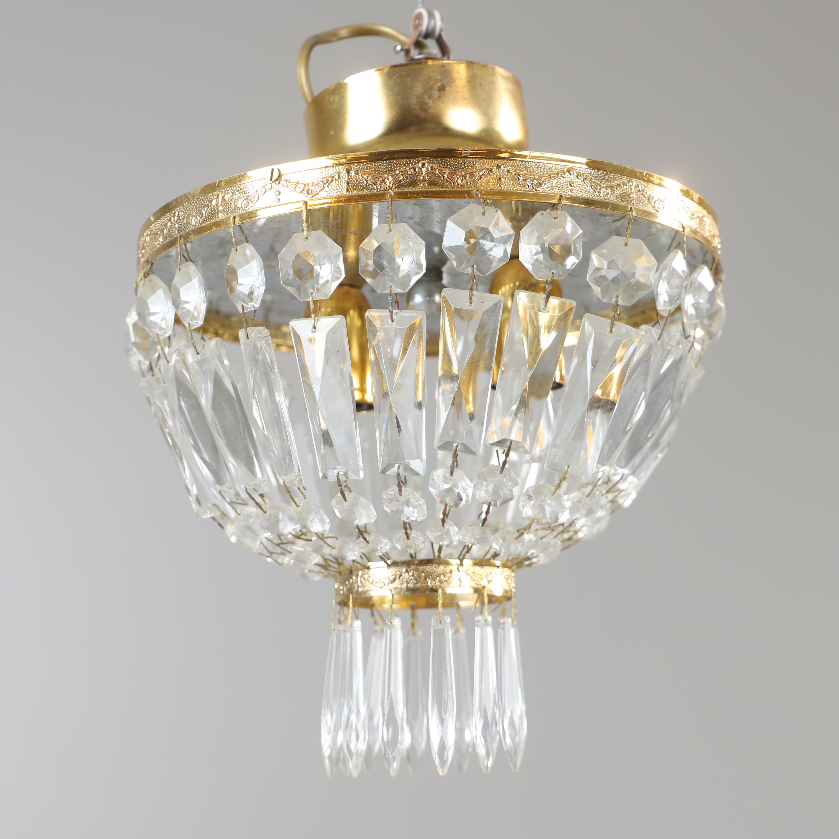 TAKLAMPA, mässing med prismor, 1900-talets andra hälft.