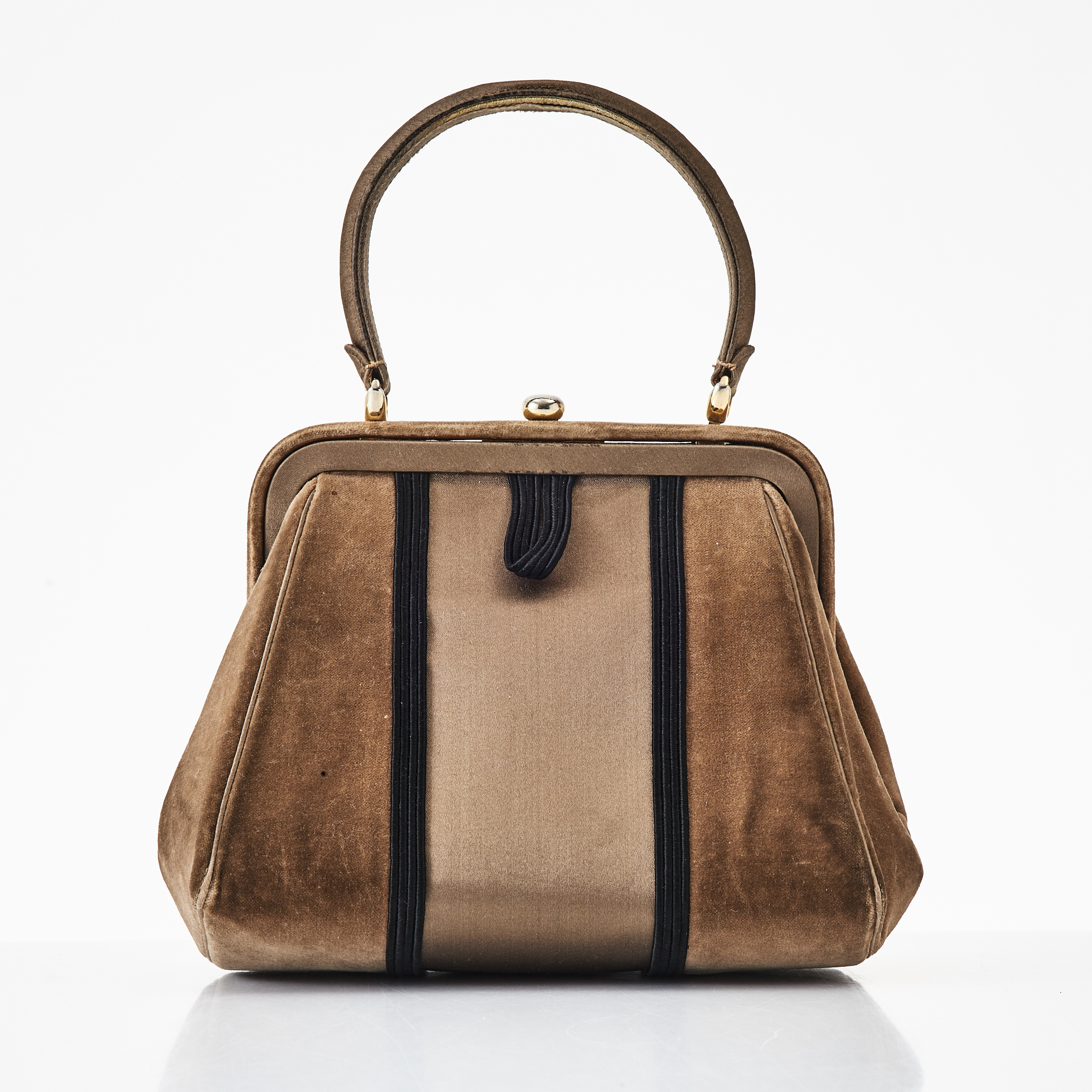 LANVIN, handväska, 1940-tal, sammet och satäng, dekor av svarta band, detaljer i gulmetall.