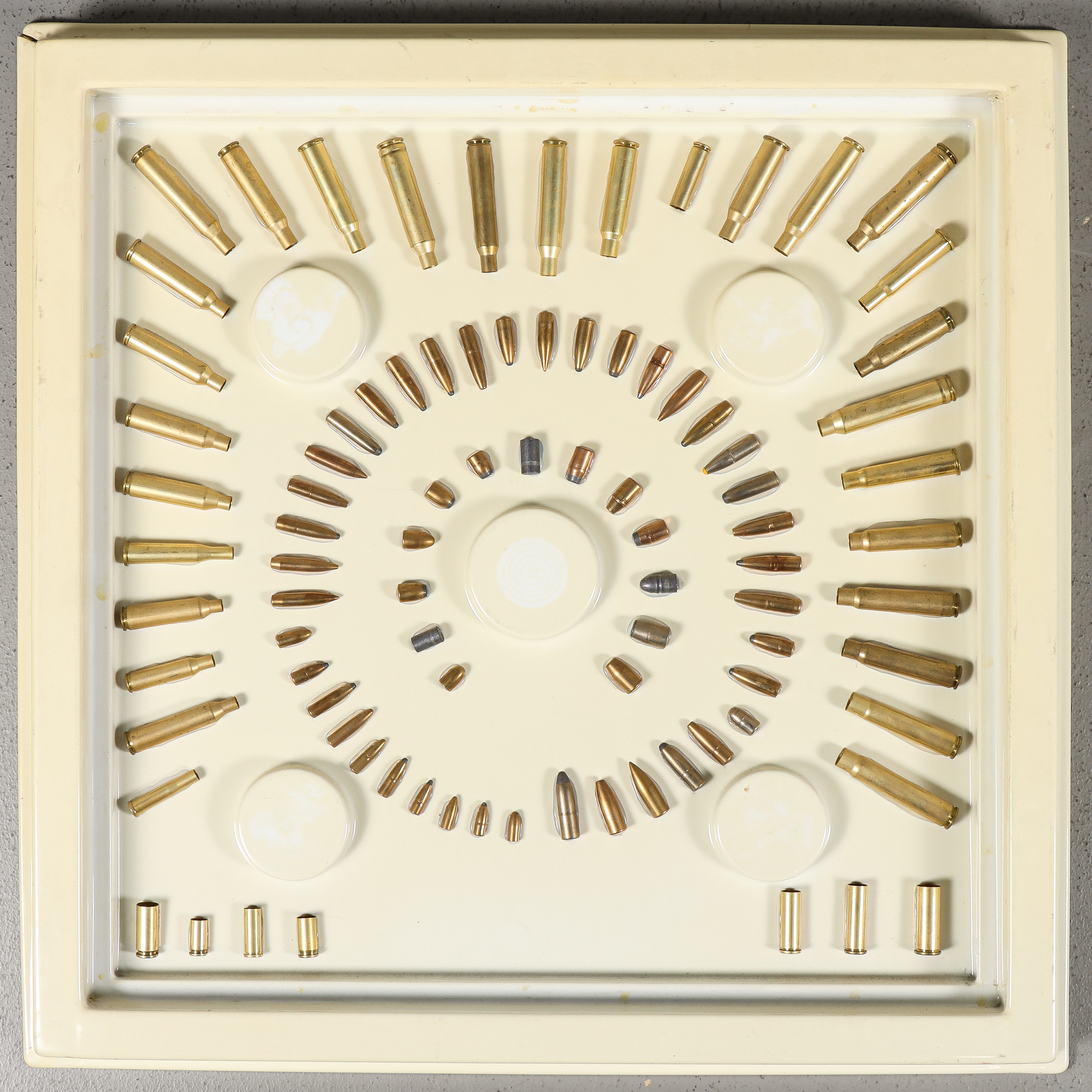 TAVLA med patroner och kulor.