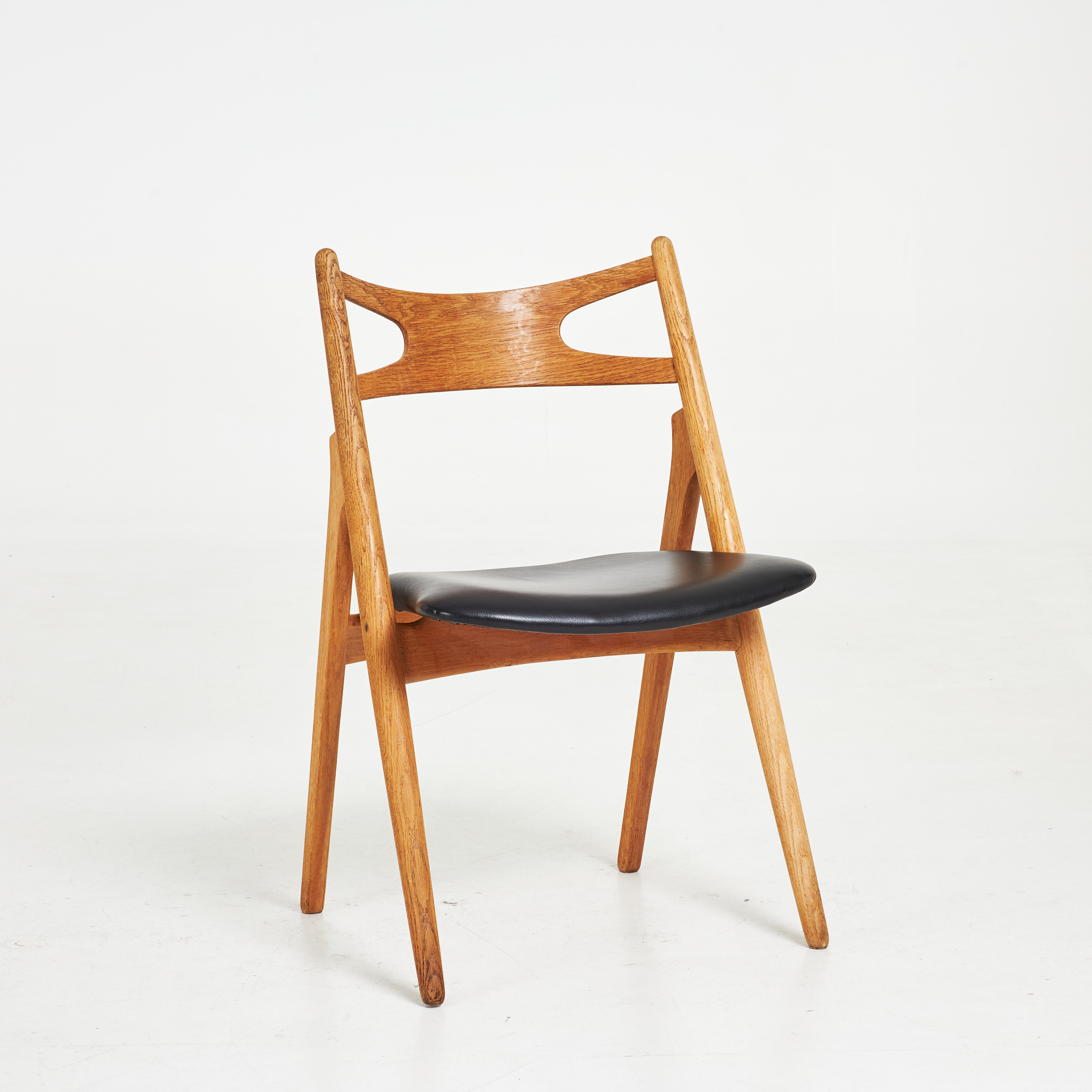 HANS J WEGNER. Stol, "CH29 / Savbukkestolen", stomme i ek, klädsel i läder.