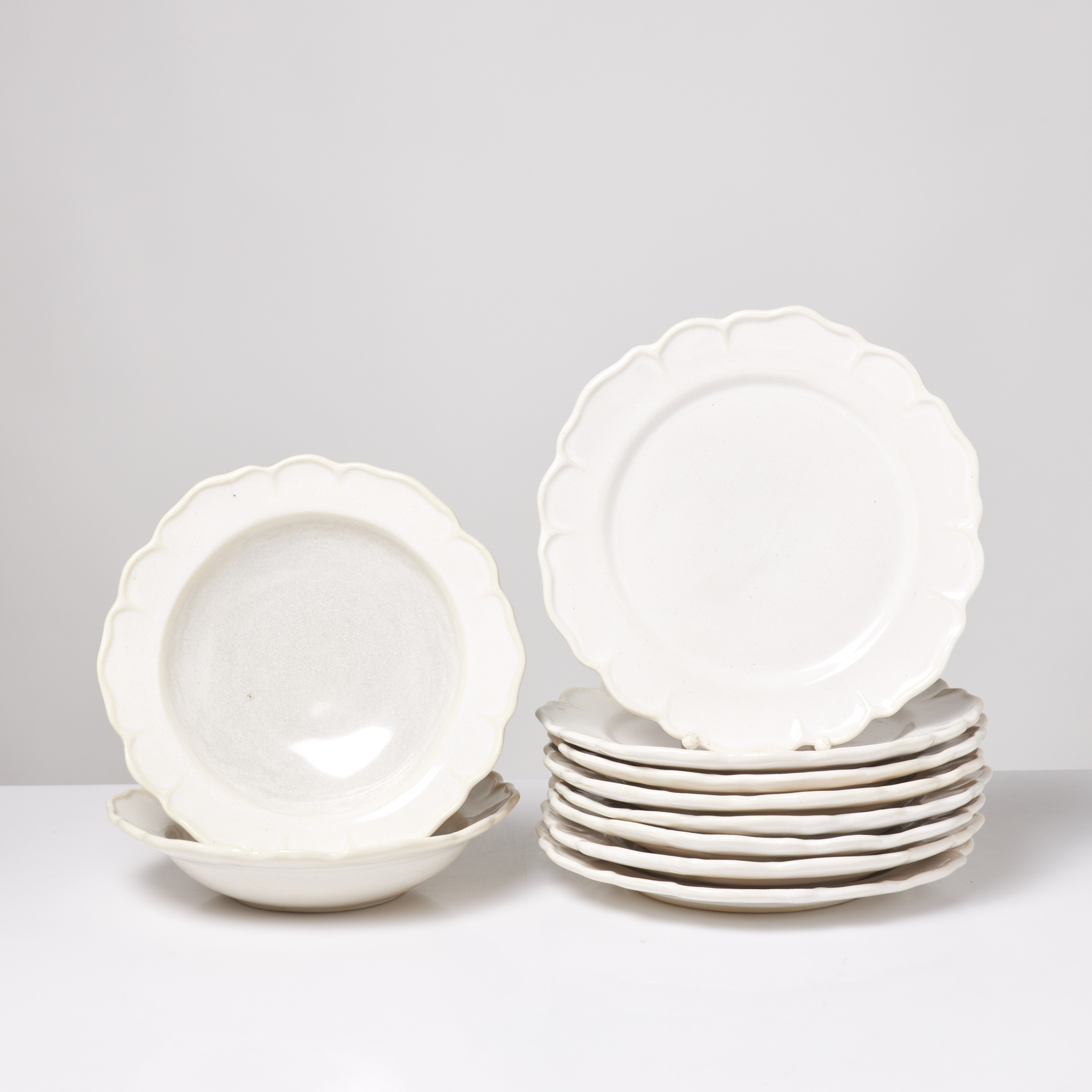 BIRGITTA WATZ-WÅREUS. Tallrikar, 10 st, fajans, signerade, märkta, för utställningen "Gustav III" 1972-73 på Nationalmuseum.