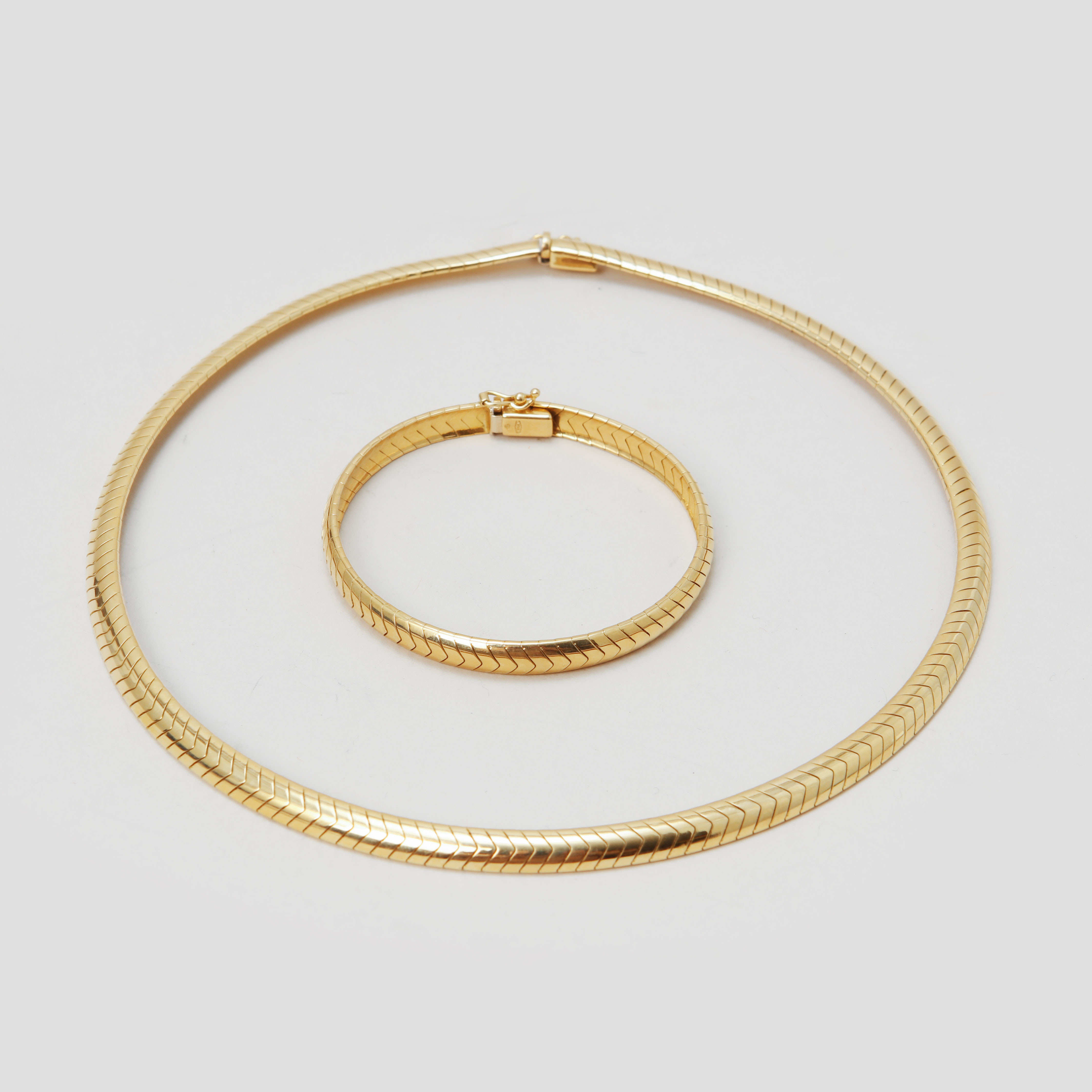COLLIER och ARMBAND, 18k guld. Vikt ca 70,0 g.
