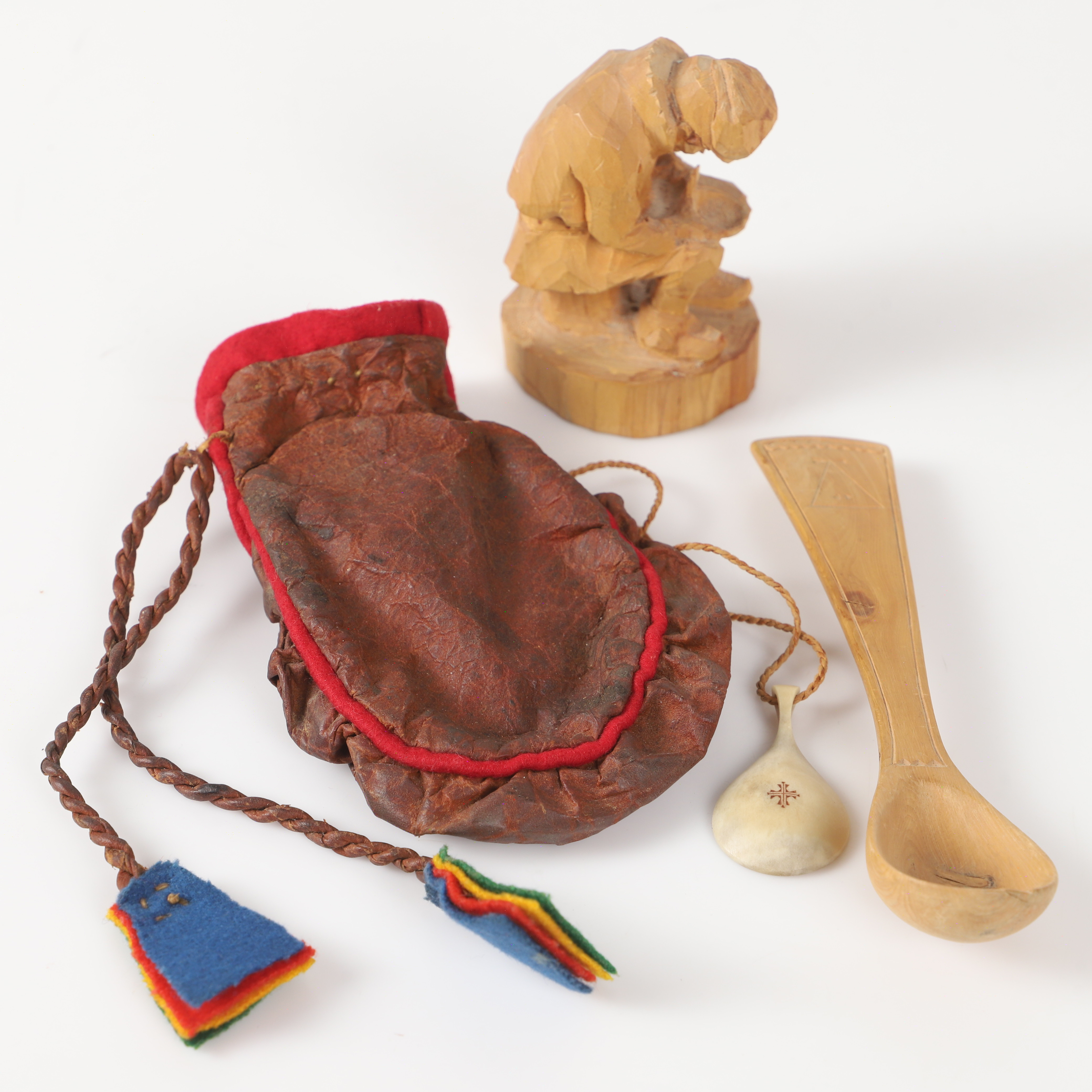 FIGURIN OCH PUNG M. M., 4 stycken, trä/skinn m. m. , sameslöjd.