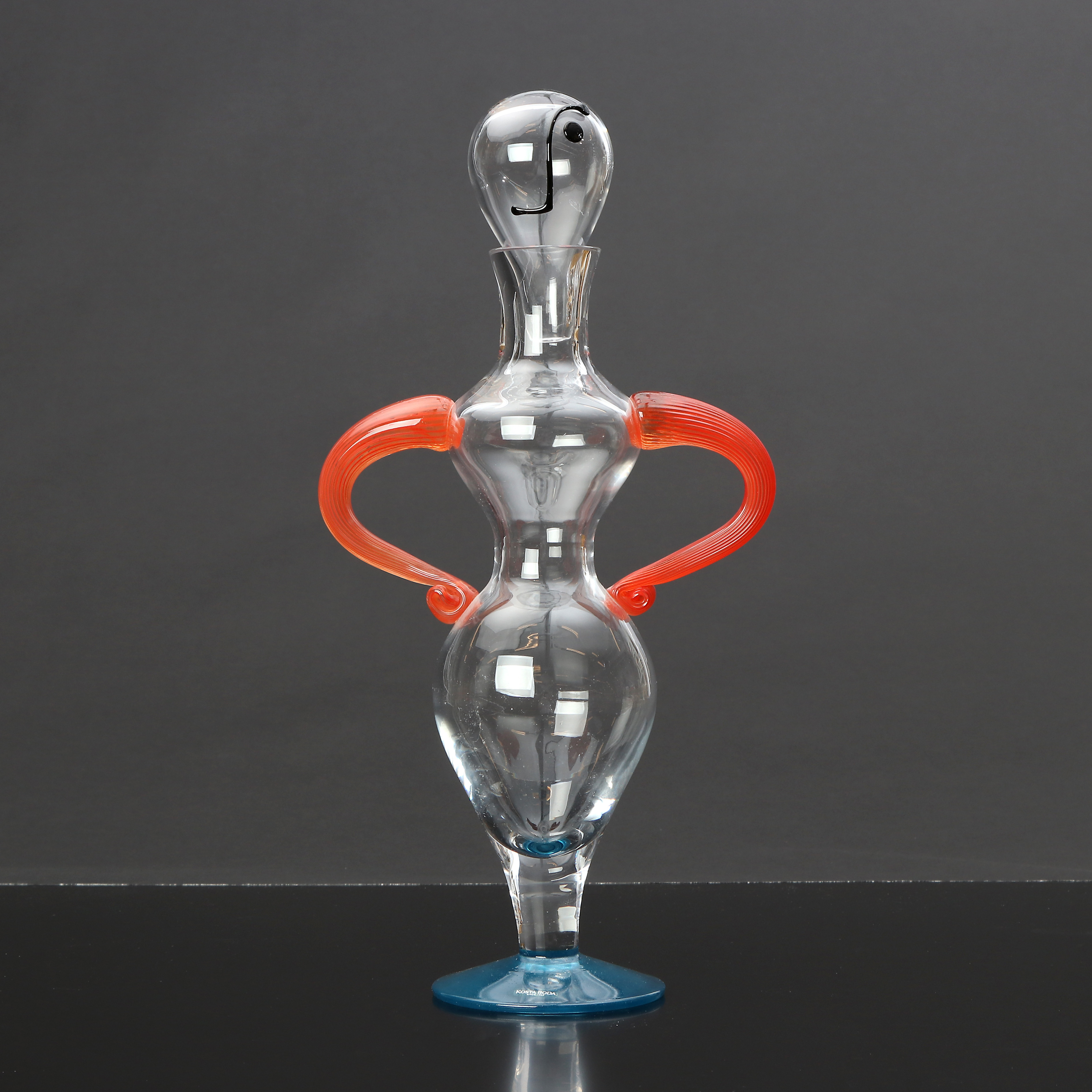 KJELL ENGMAN. KARAFF. Konstglas. I form av figur. Kosta Boda, signerad undertill.