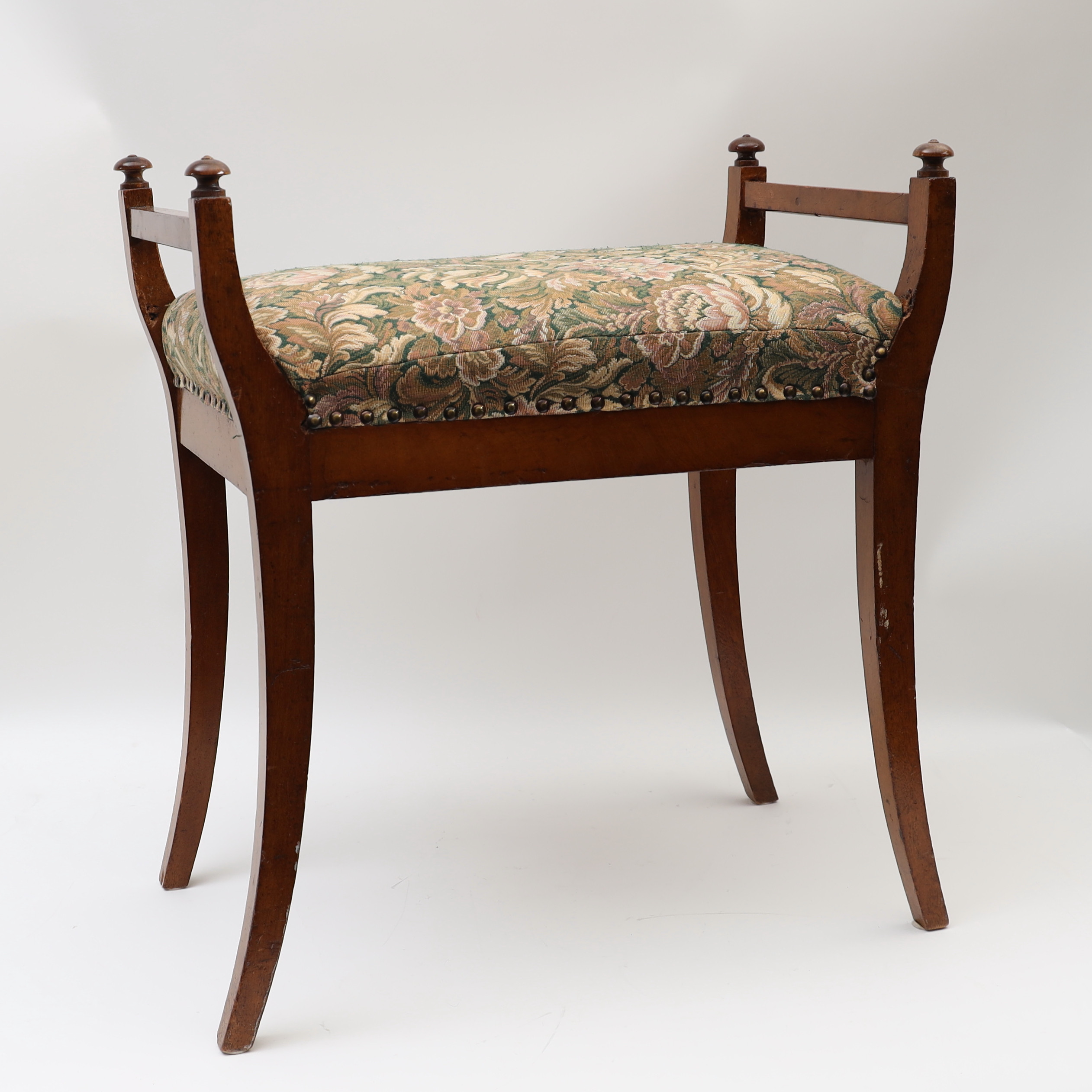 TABURETT, omkring år 1900, fanerad i mahogny, textil klädsel.